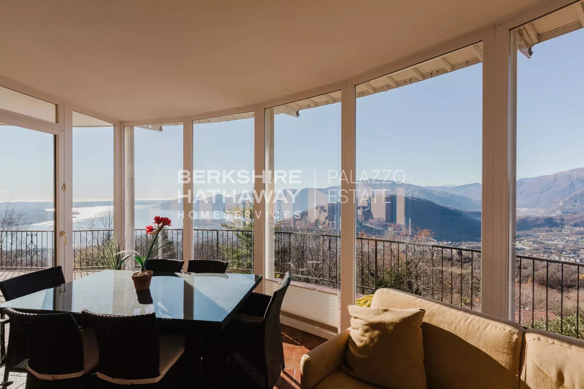 Villa moderna di lusso con vista panoramica sul Lago Maggiore e sulle Alpi
