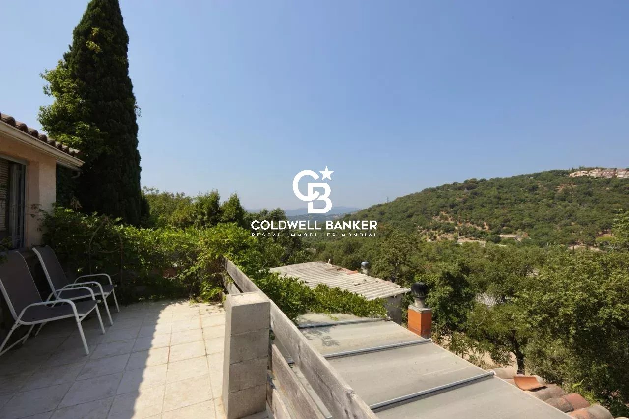 Appartement de quatre pièces avec 2 500 m² de terrain privatif et vue château