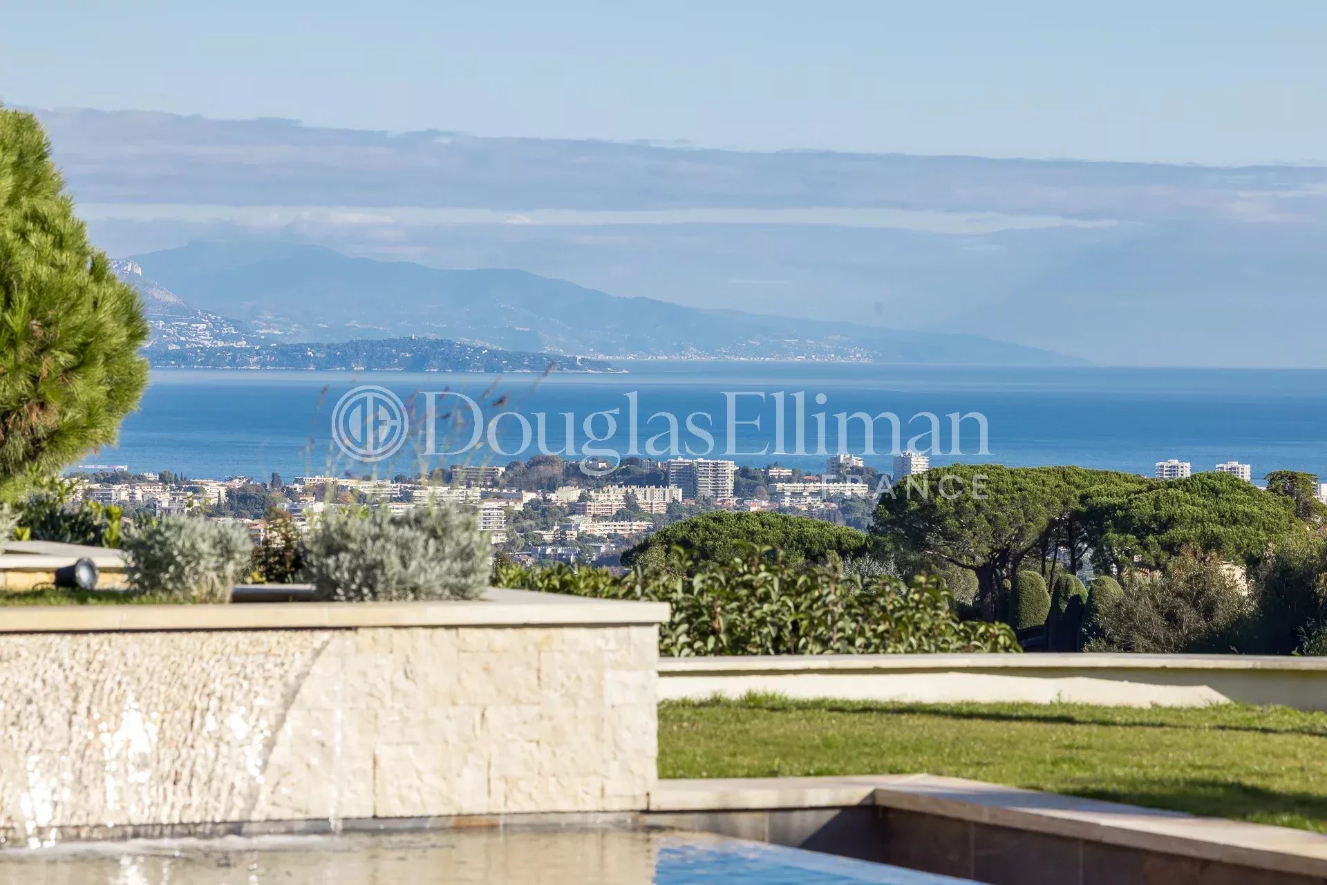 SUPER CANNES – Contemporary villa with panoramic sea views - Picture n°2