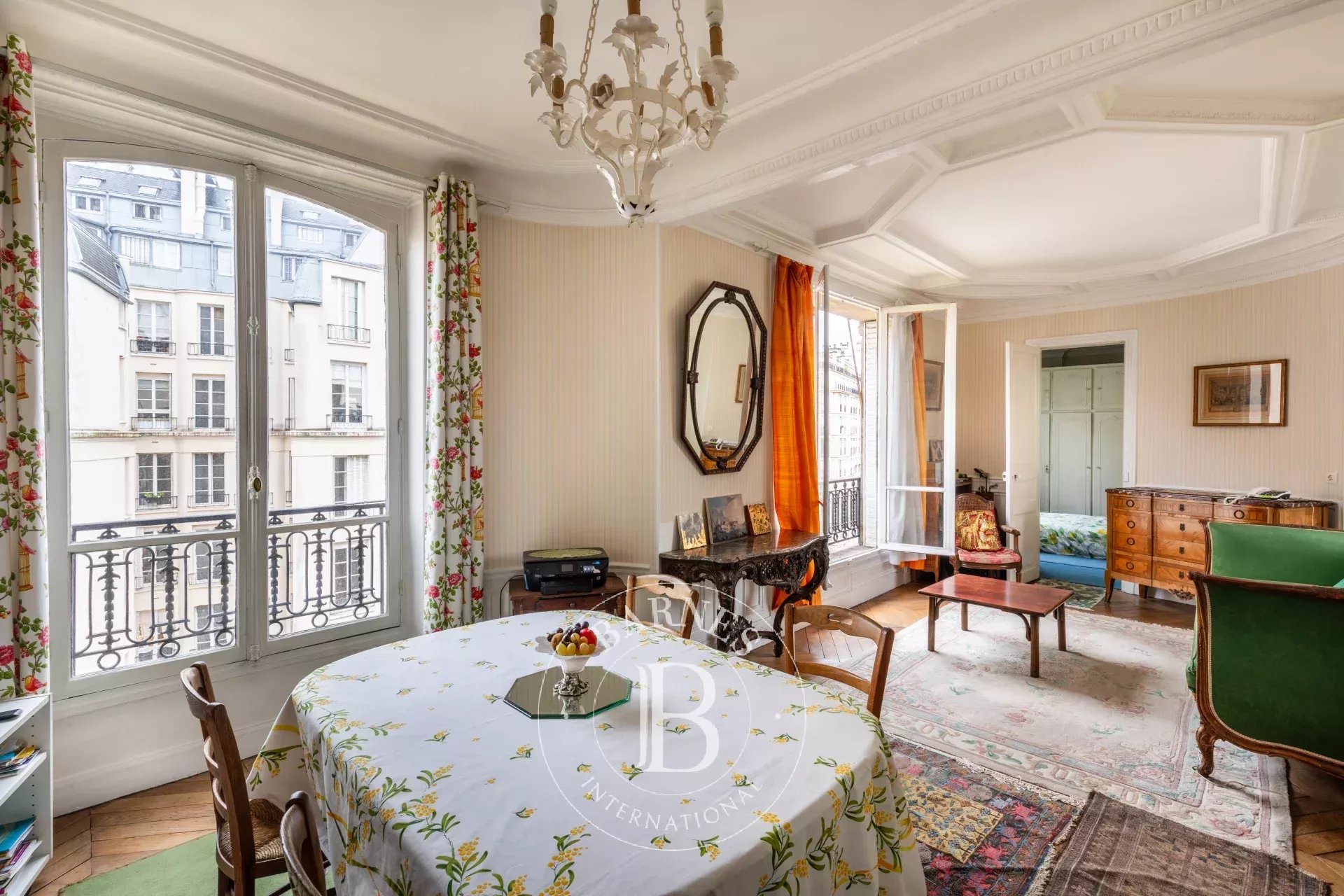 Paris 16 - La Muette - Upper floor - Dual-aspect - 1 bedroom