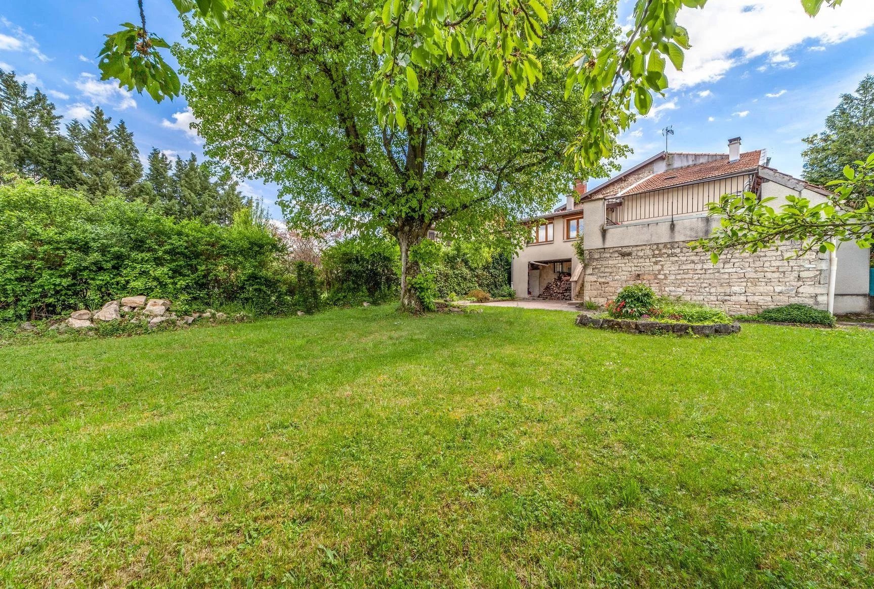 Maison en pierre avec terrasse et jardin + studio 30 m²