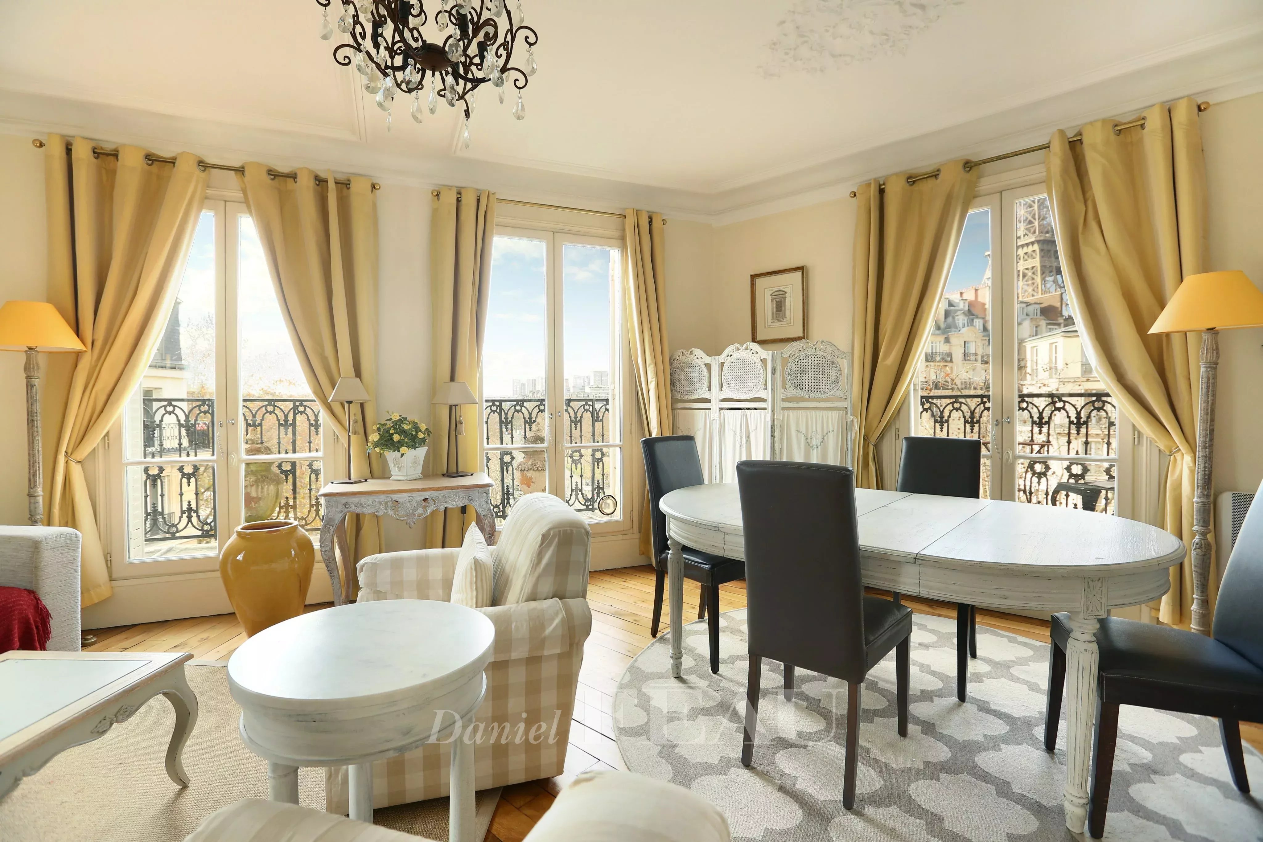 Paris 7th District – An elegant two-bed apartment.