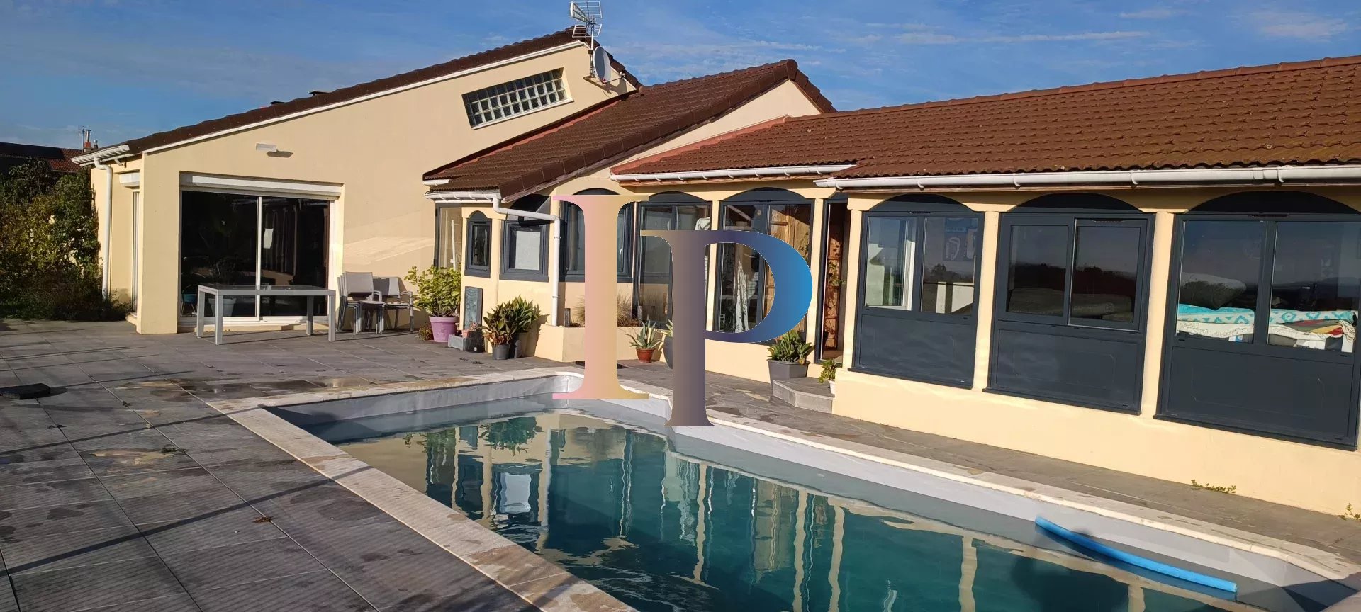 15 MN ROANNE MAISON PLAIN PIED VUE ET PISCINE