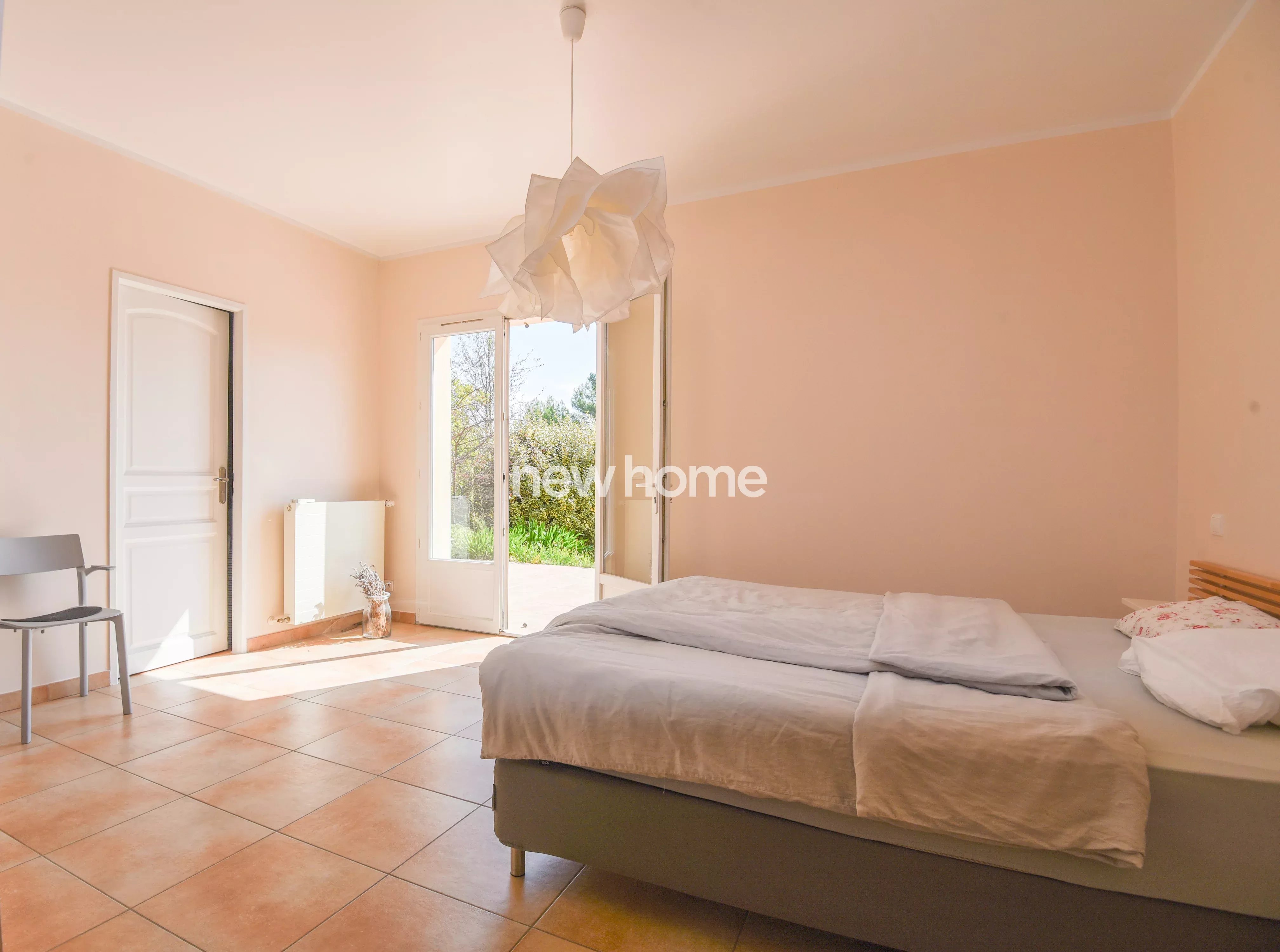 Proche de Lorgues, une villa provençale et lumineuse avec piscine et vue dégagée.