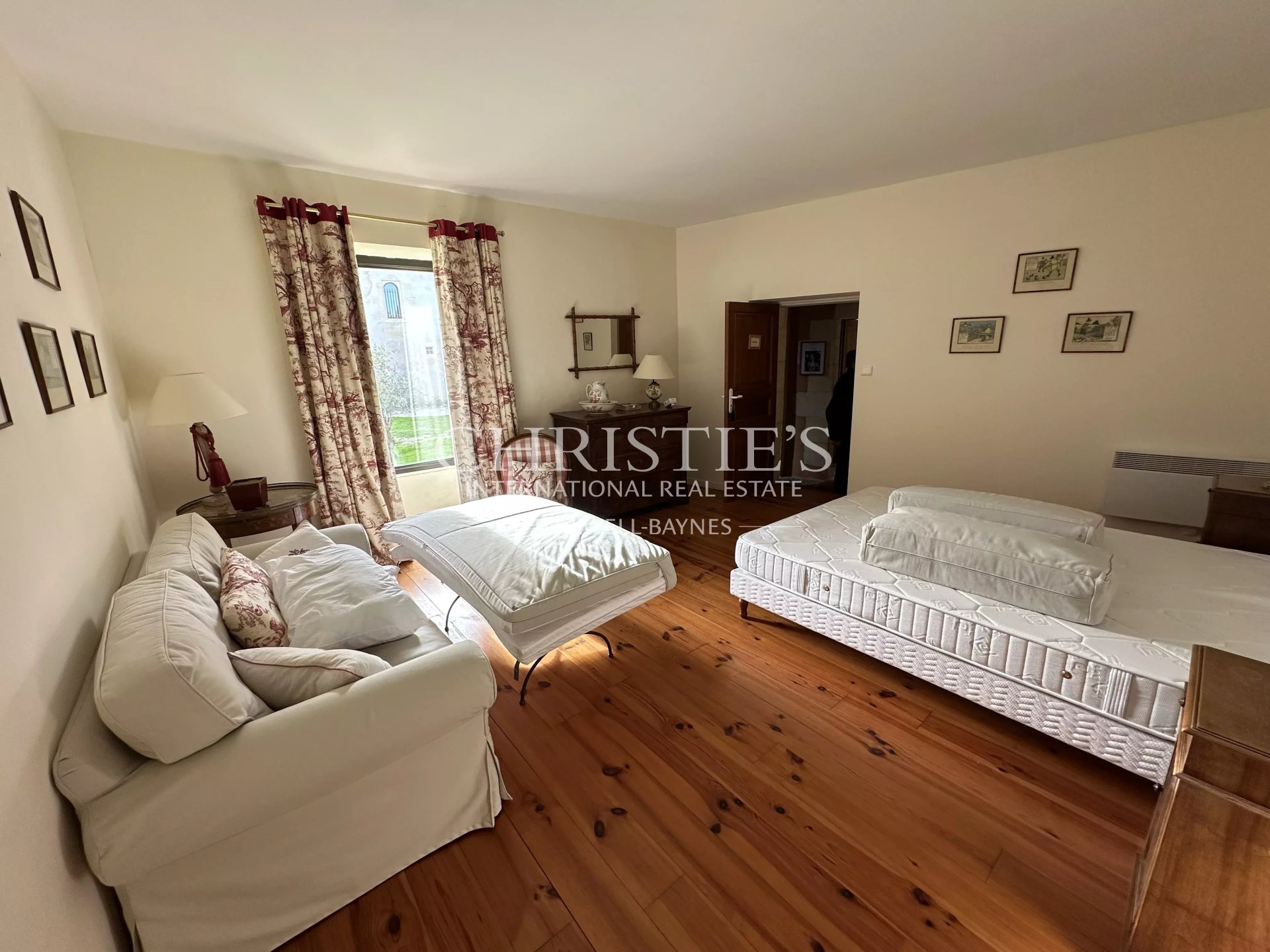 11 Bedroom Chateau's Image 27