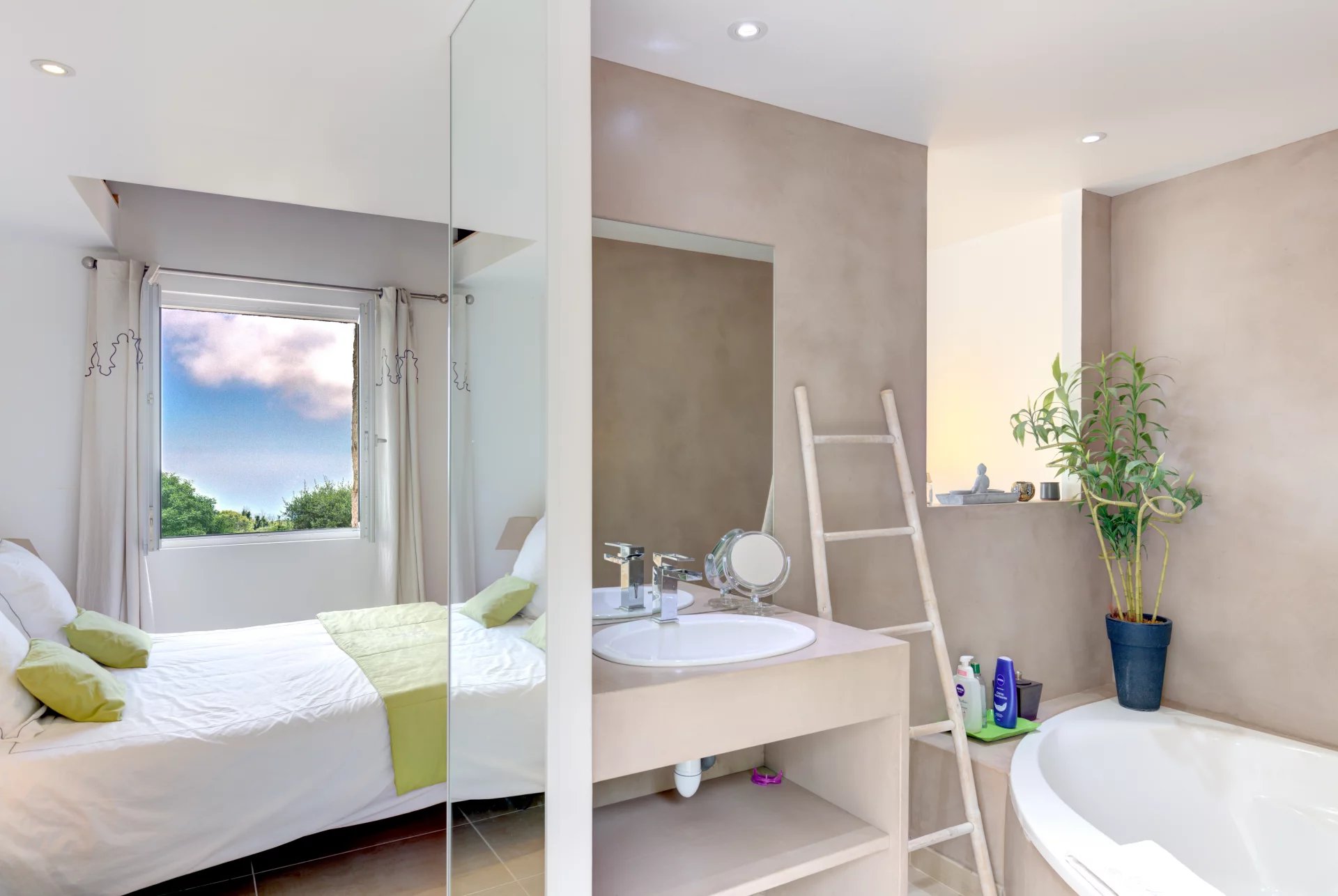 A charming period country house with panoramic sea view 8