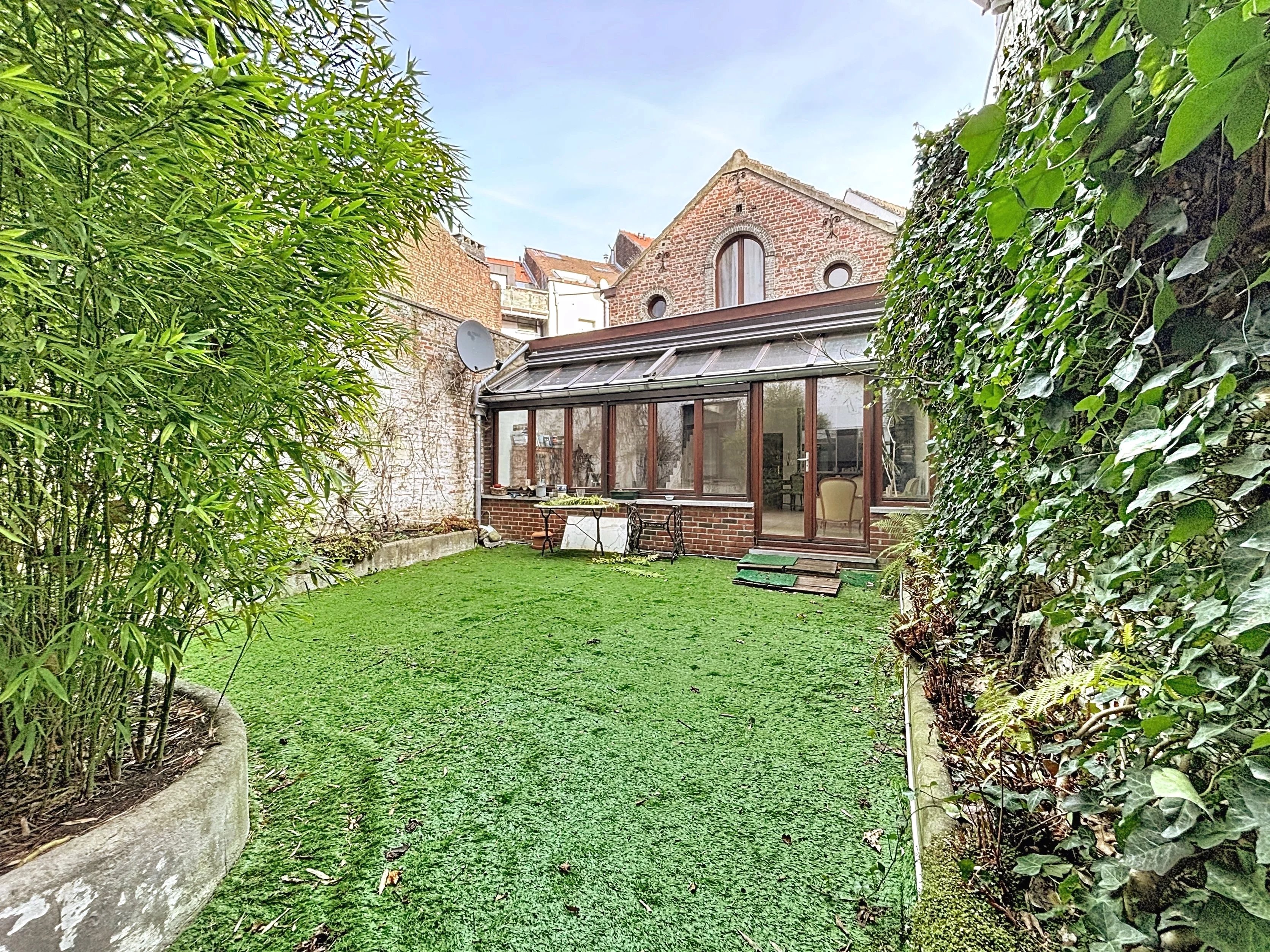 Large and elegant Brussels house with rear house