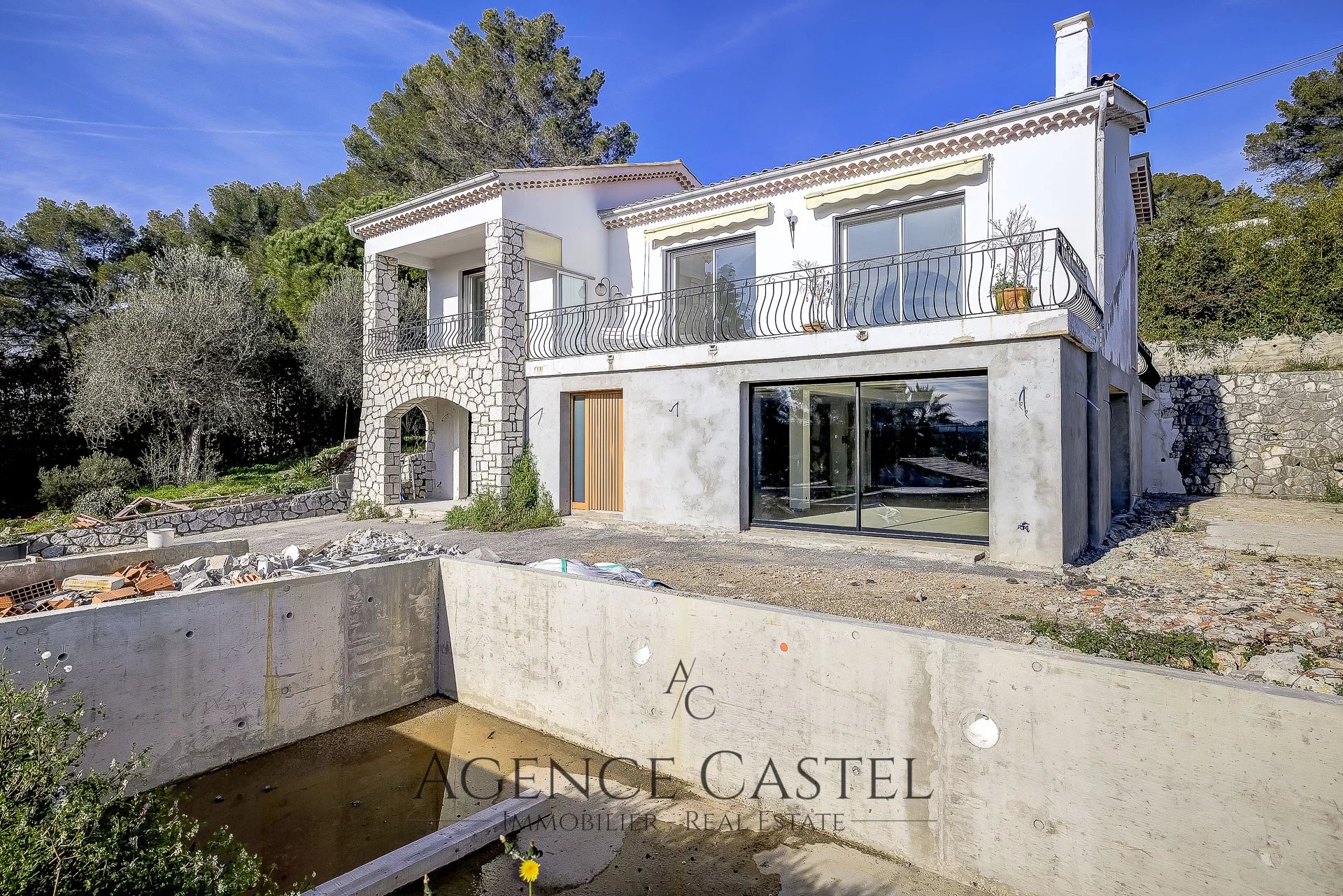 MOUGINS - MAISON DE 5 PIÈCES AVEC PISCINE ET JARDIN