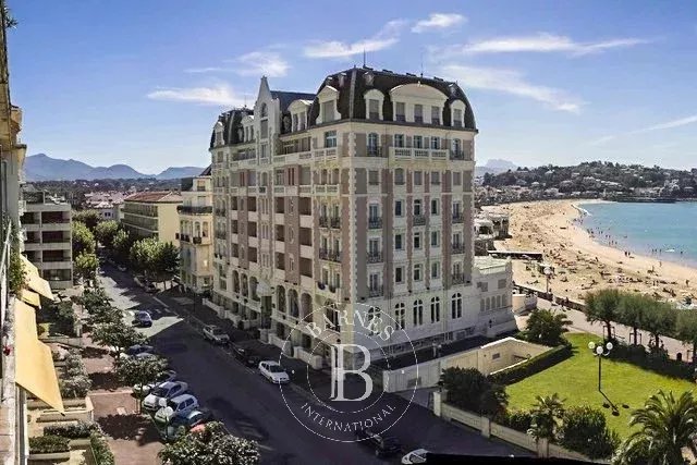 SAINT JEAN DE LUZ, APPARTEMENT DEVANT LA PLAGE.