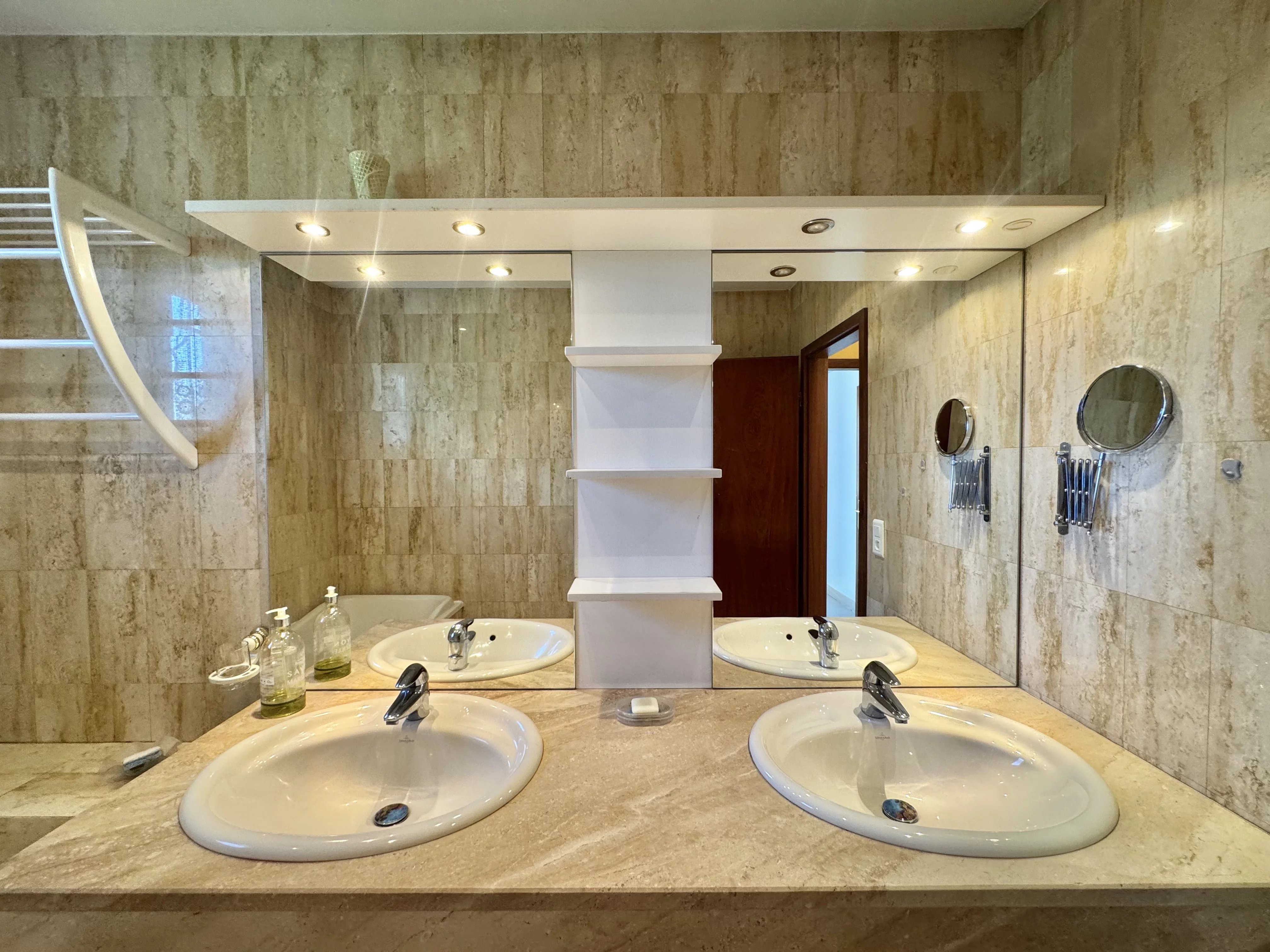 MONTREUX-JEUNE - Maison plain pied avec étang et piscine — photo 13