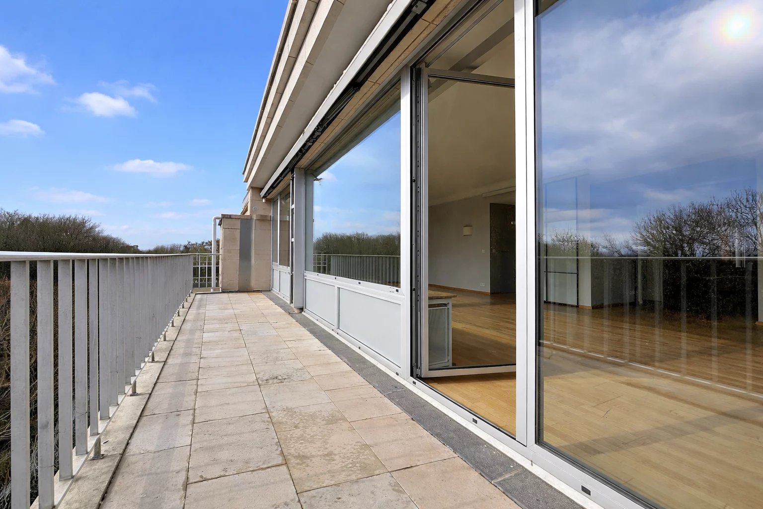 Renovated 4-bedroom penthouse 235 m2 + garage