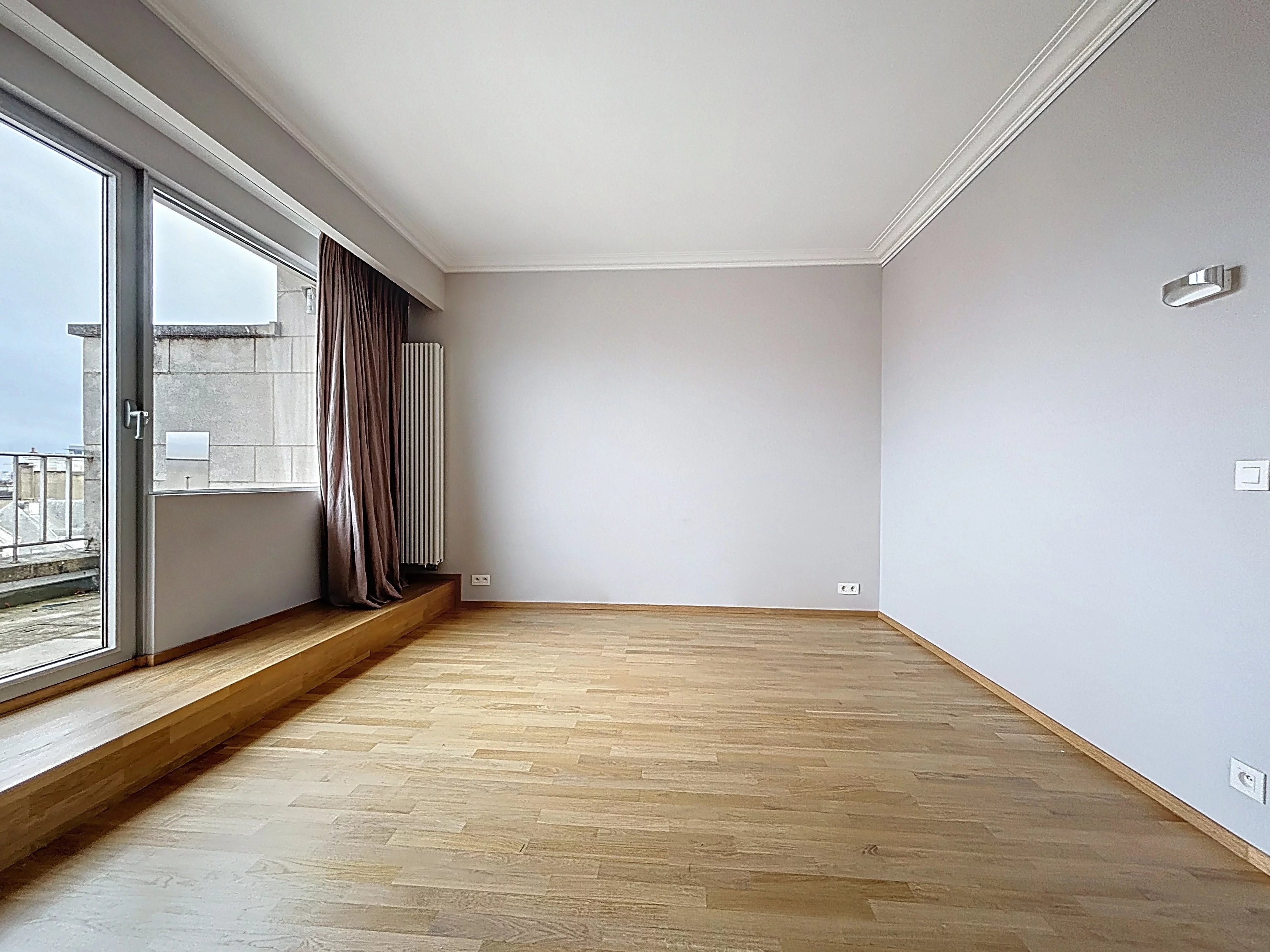 Renovated 4-bedroom penthouse 235 m2 + garage