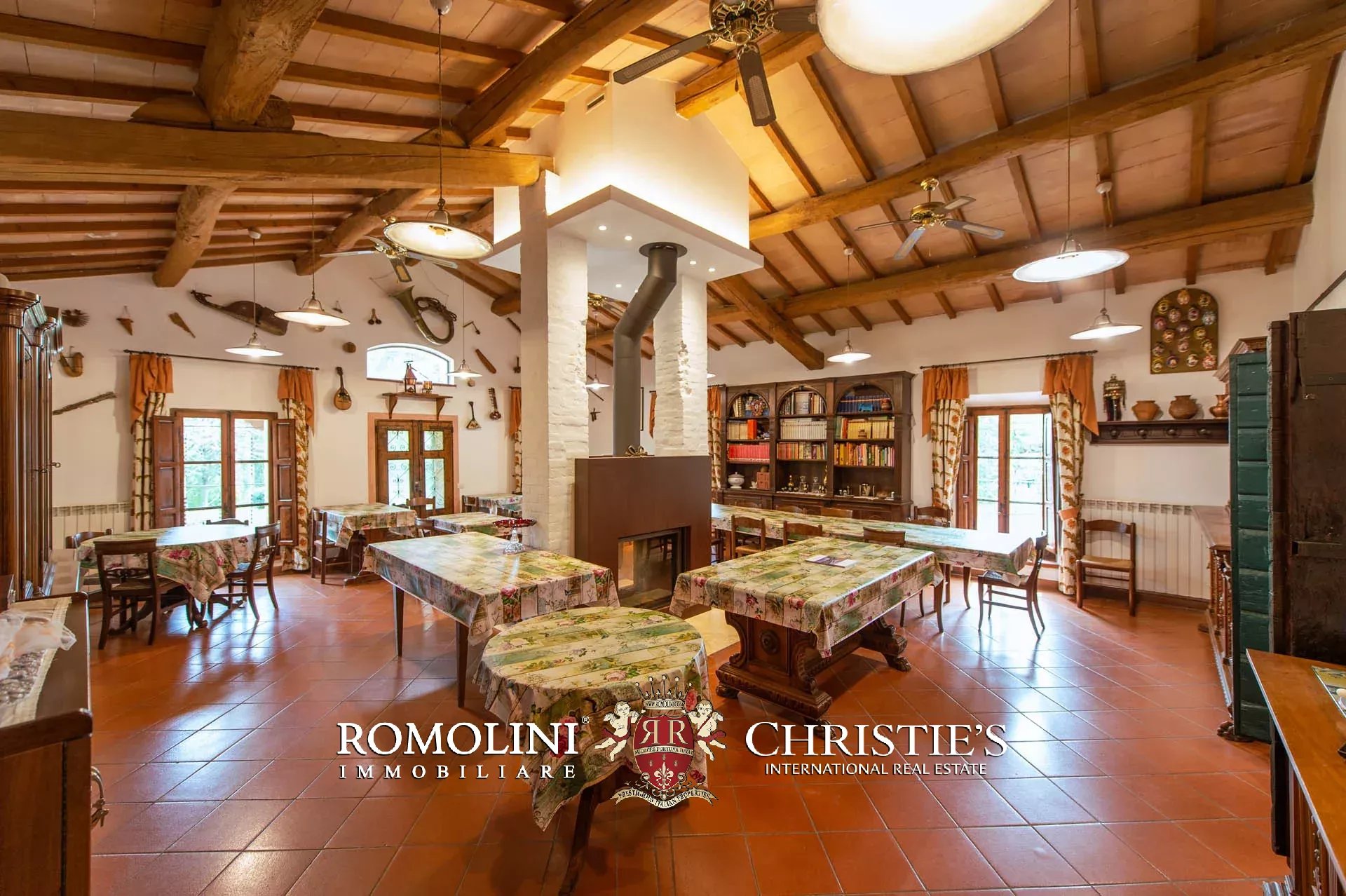 VILLA CON PISCINA E VIGNETO IN VENDITA A SIENA, TOSCANA