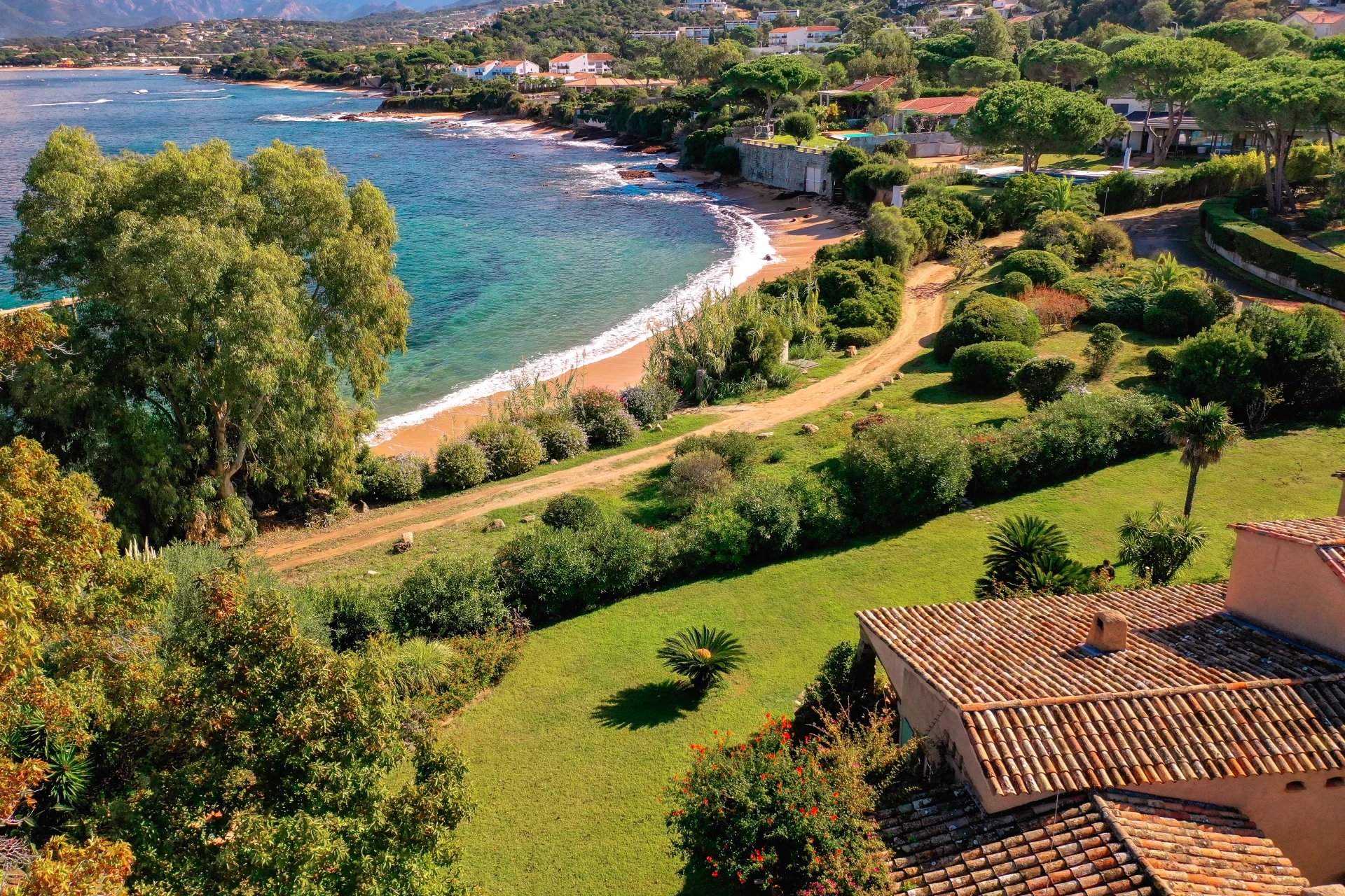 Villa LUNA- 5 chambres, pieds dans l'eau, accès plage à pieds