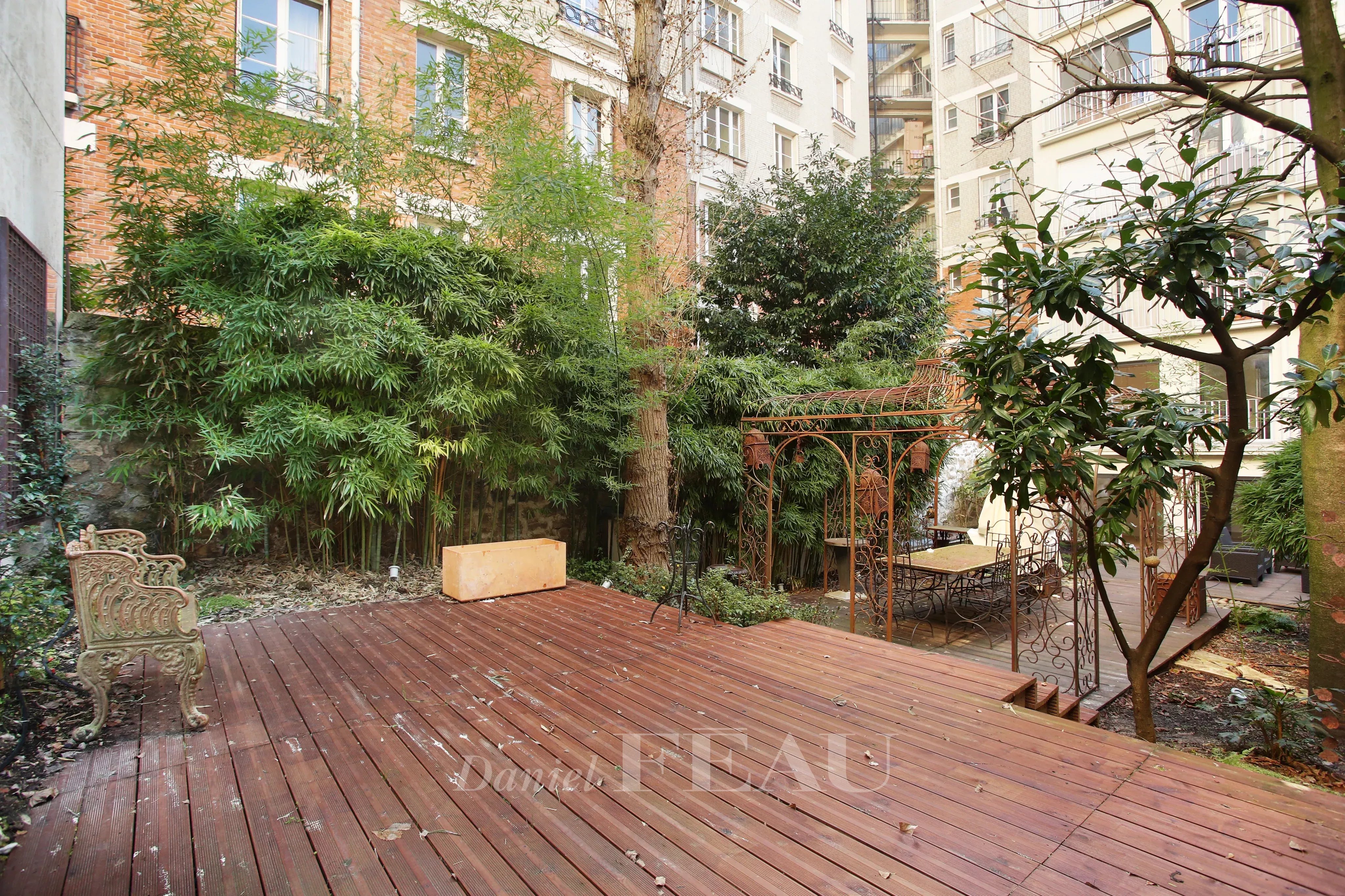 Paris 16th District – A renovated 5-room apartment with a garden