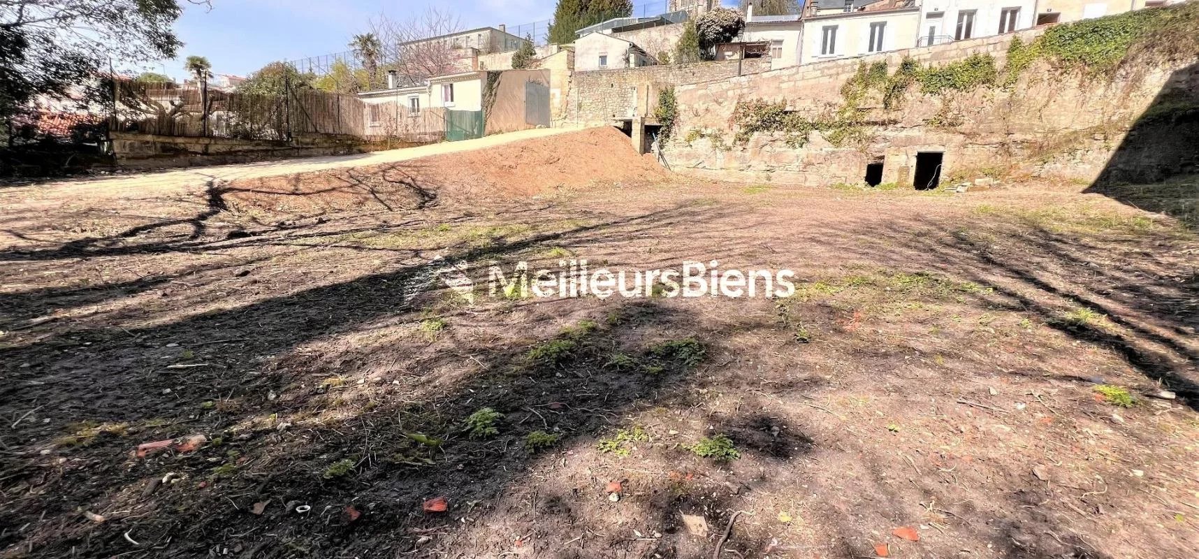 TERRAIN CONSTRUCTIBLE COEUR DE VILLE DE SAINTES