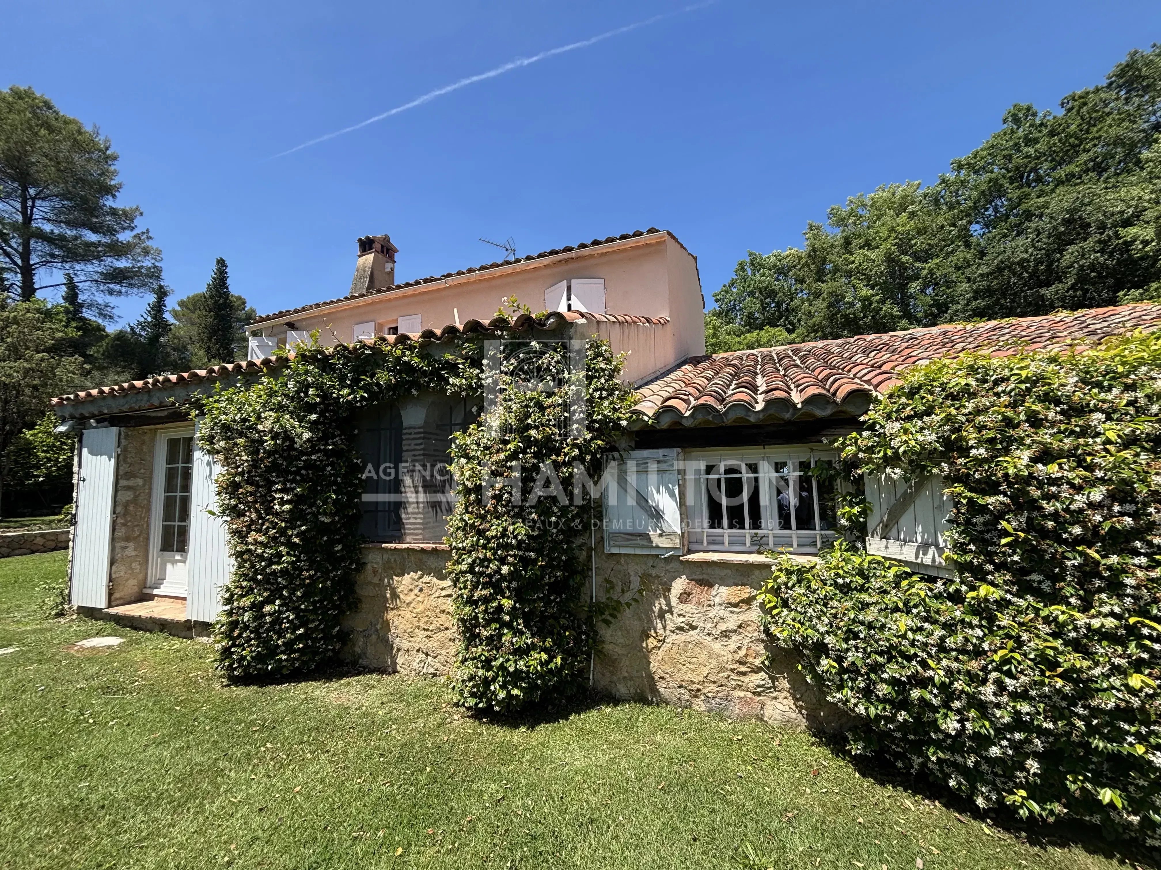 Provençal Villa with Spacious Grounds, Pool, 4 bedrooms & Studio – Close to Valbonne