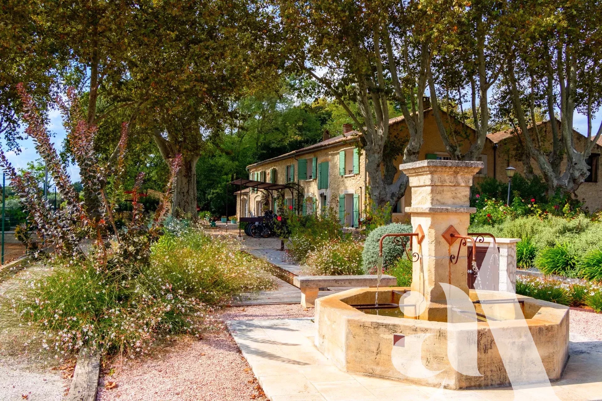 SAINT-ANDIOL - PROPRIÉTÉ AVEC TENNIS ET PISCINE