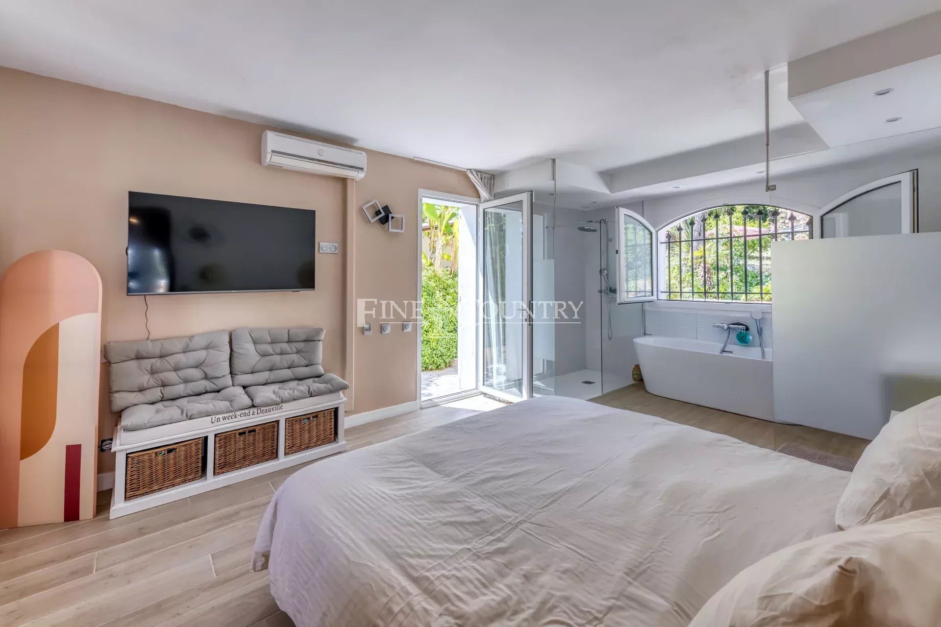 Photo of For sale  Villa in Valbonne - Panoramic view