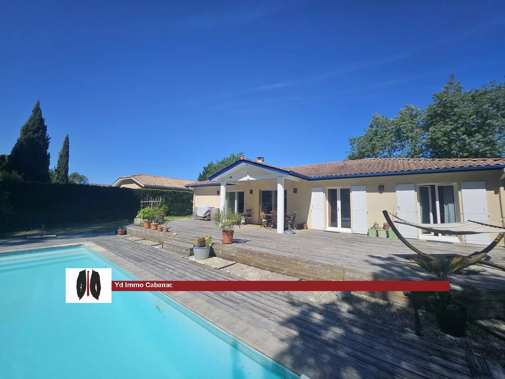 Maison avec vue 4 chambres garage et piscine. Quartier résidentiel.