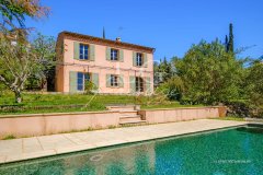 Charming Villa within walking distance of Shops — photo 1 of 7