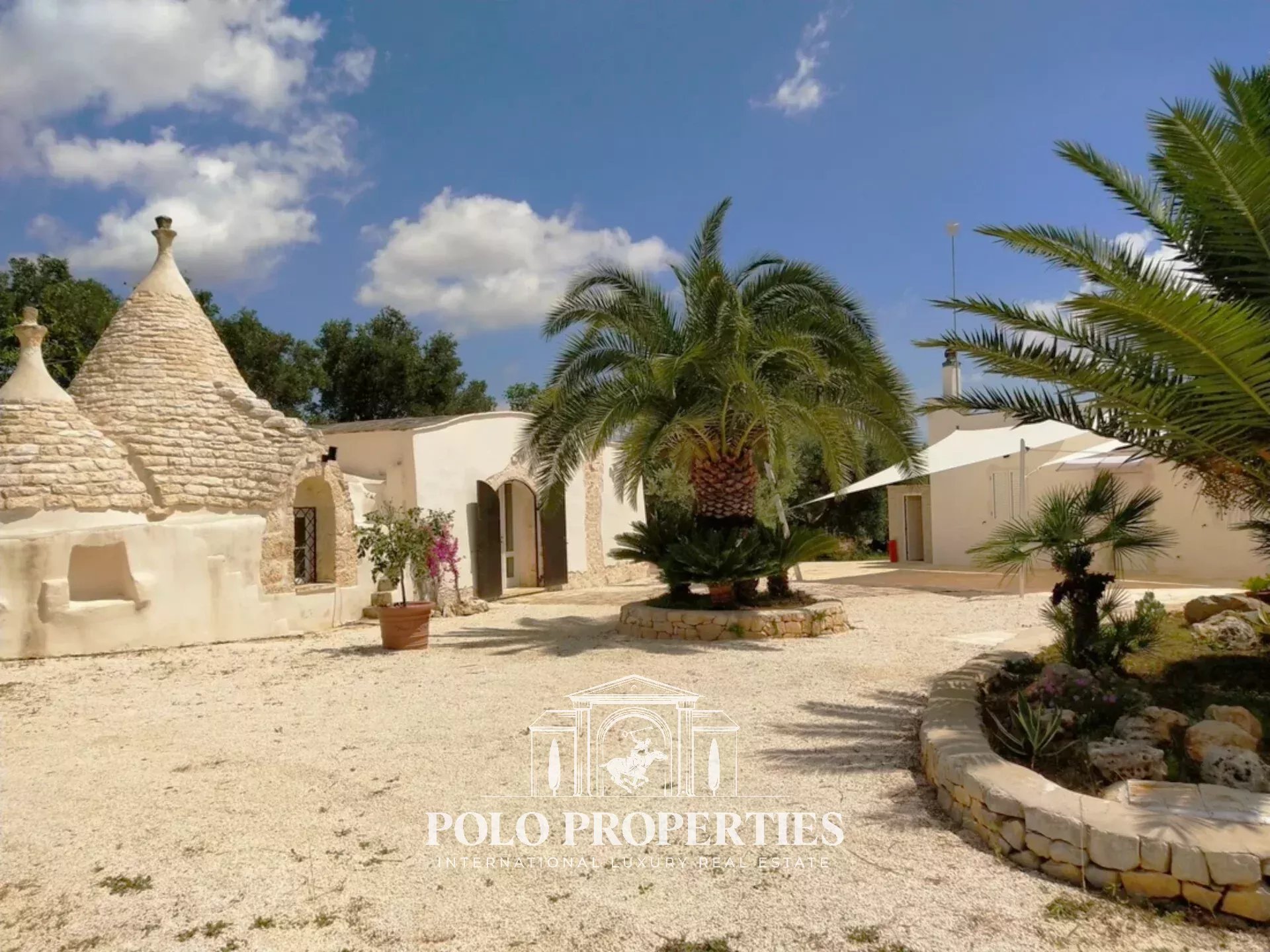 TRULLO ET LAMIA AVEC PISCINE AU CŒUR D’UNE OLIVERAIE DE 5 000 M² - OSTUNI