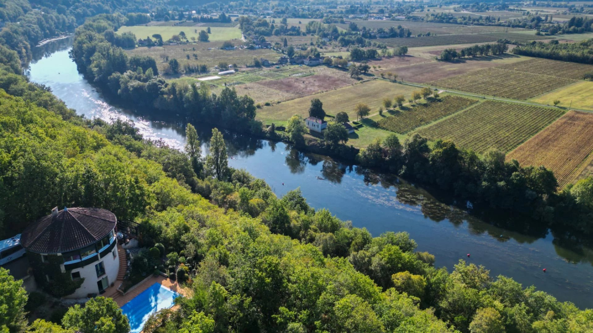 SECTEUR CAHORS - Maison atypique sur 1ha avec vue panoramique et