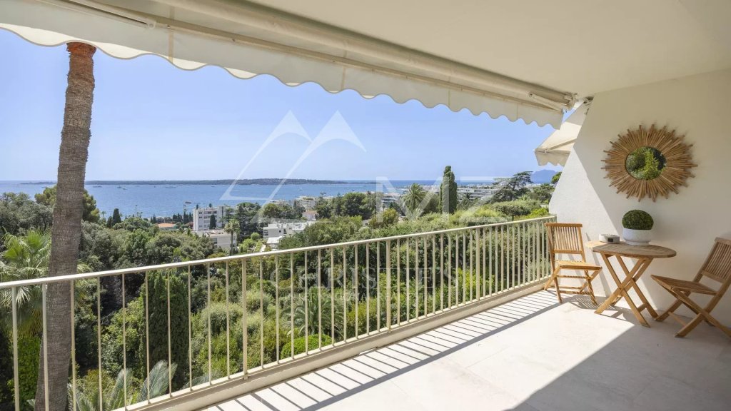 Apartment for sale in Cannes — Magnificent two-room apartment with panoramic sea view