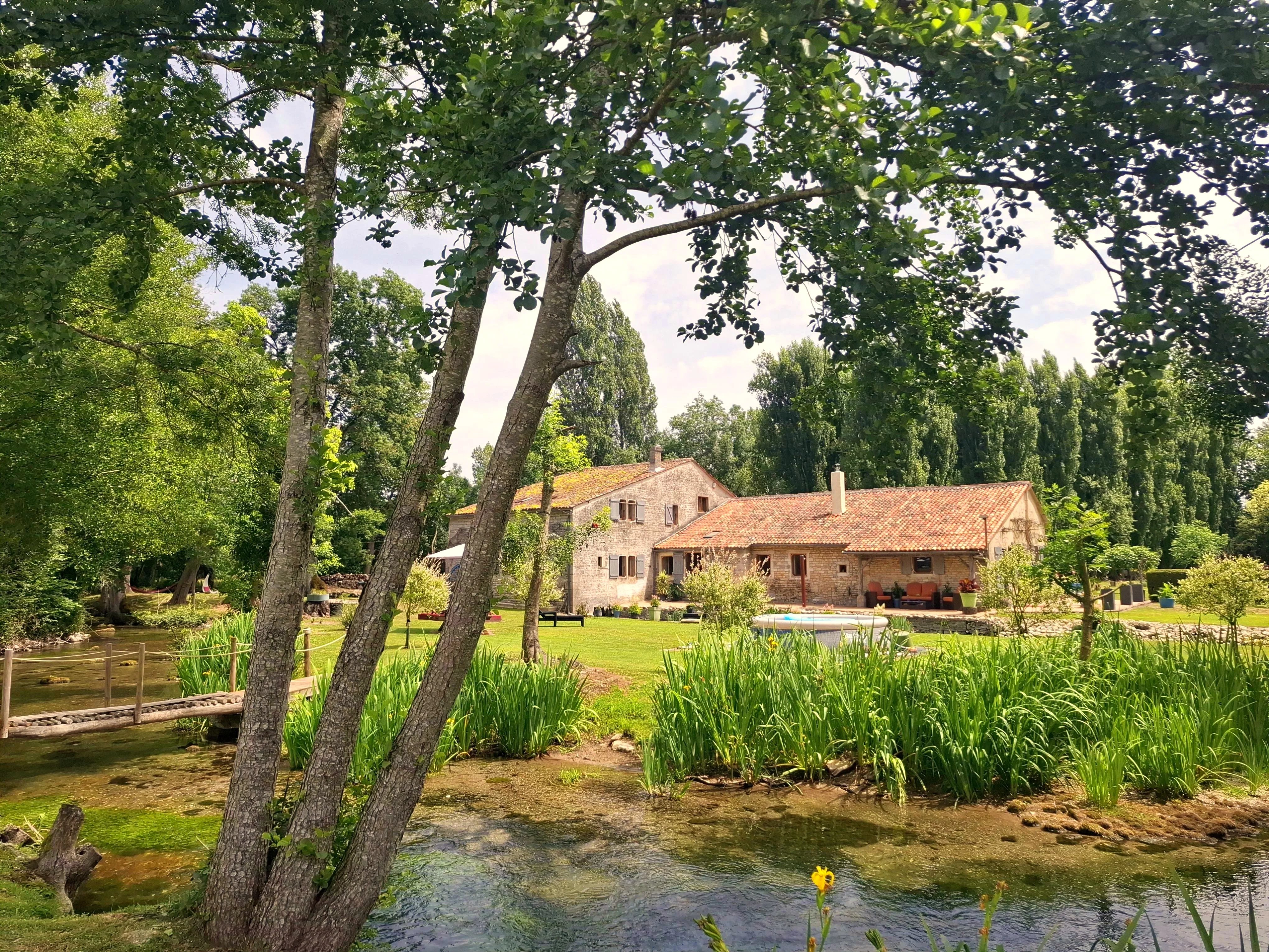 Maison d'amis au bord de la rivière parfaitement présenté, avec un ancien moulin plein de caractère, à proximité de la ville