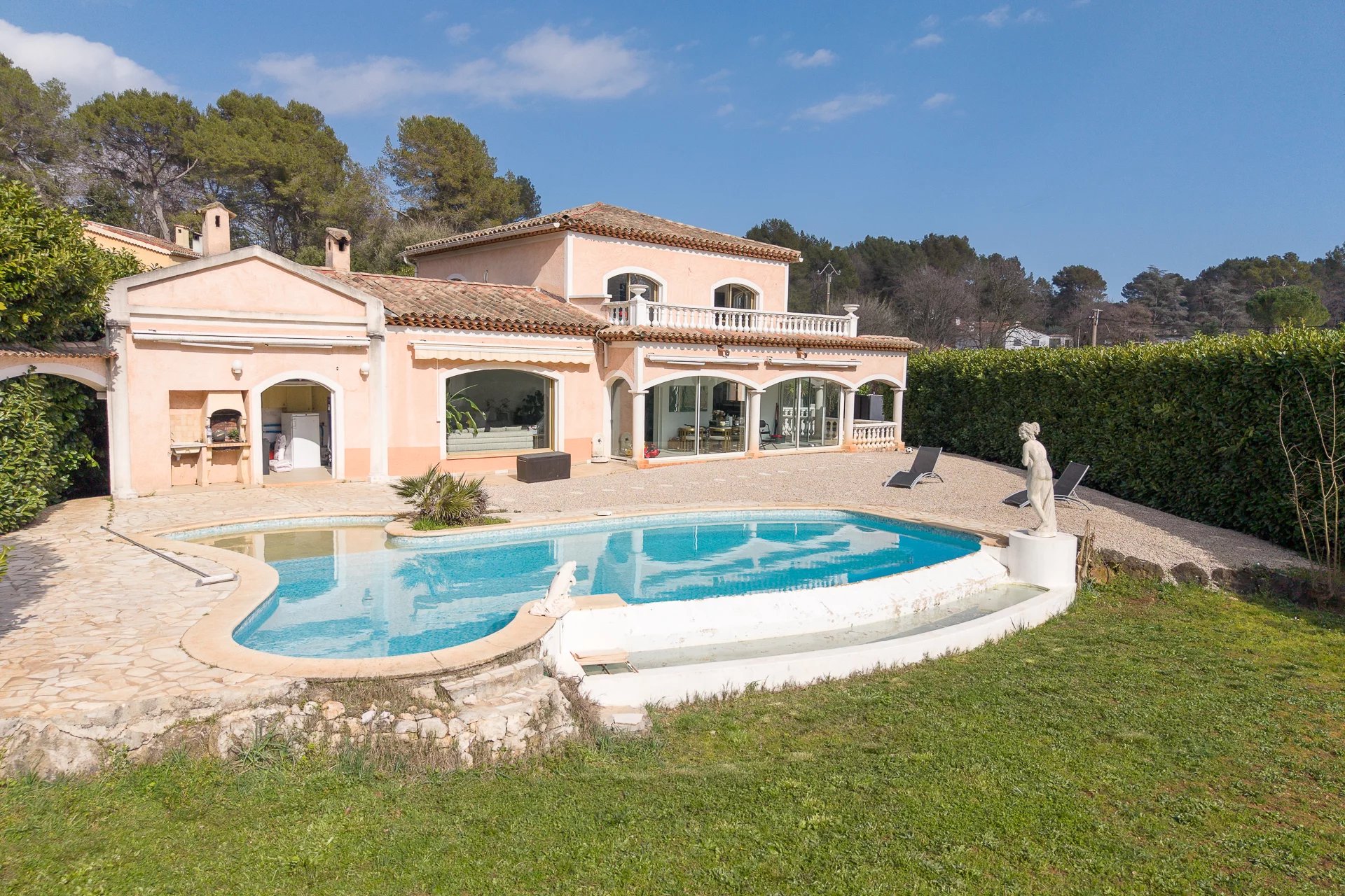 Roquefort-les-Pins – Charming Villa with Pool in a Peaceful Residential Setting