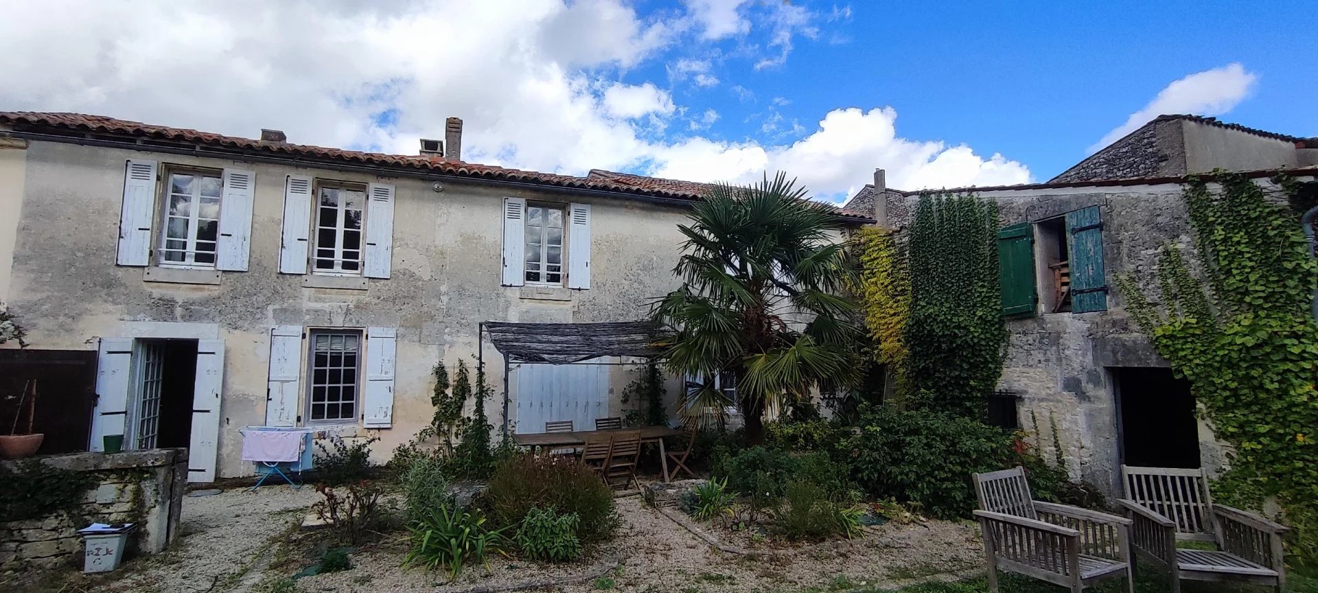 Maison de ville avec jardin, cour et dépendances