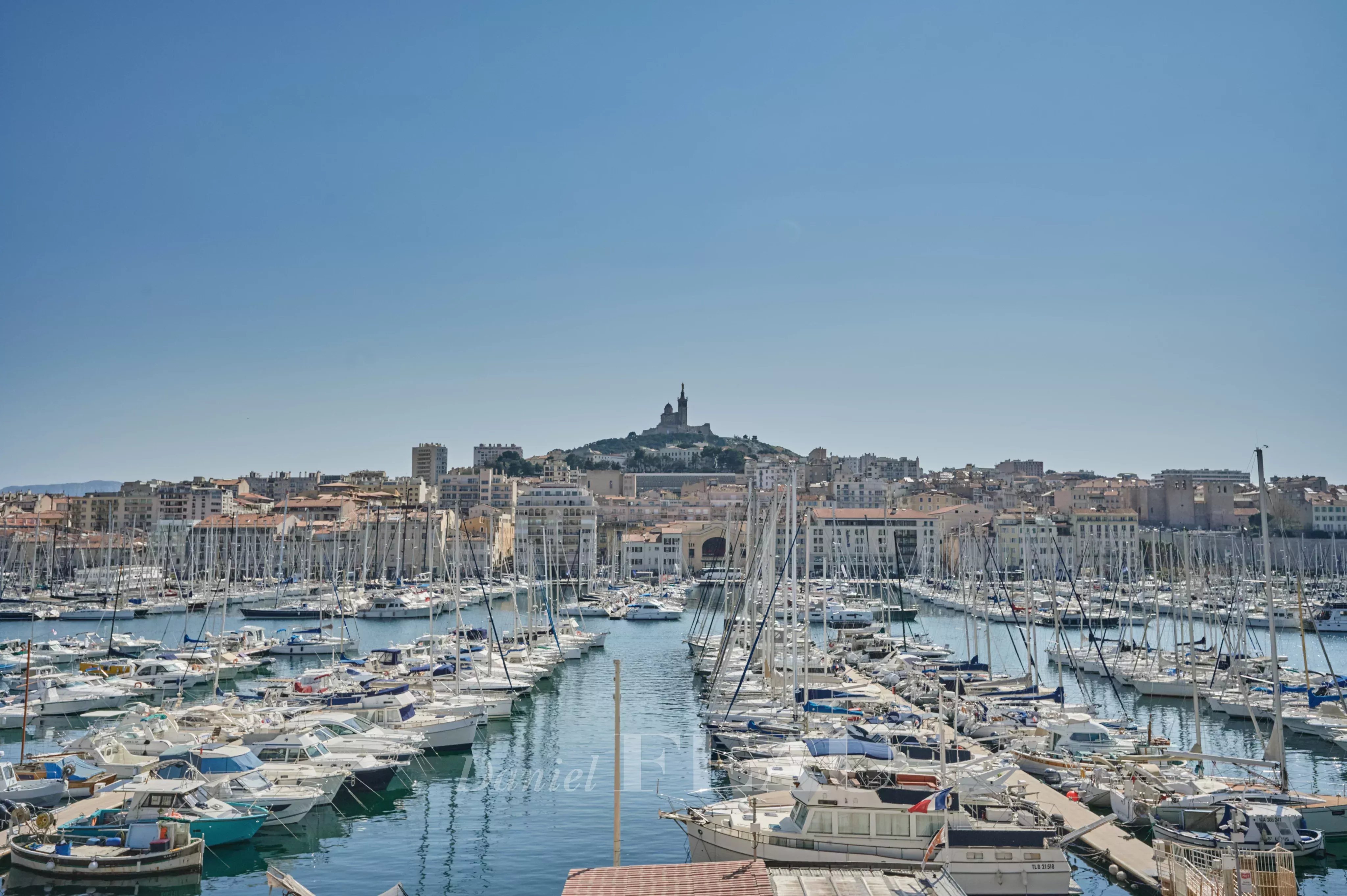 Marseille 2nd District –  A 2-bed apartment commanding a picture-postcard view