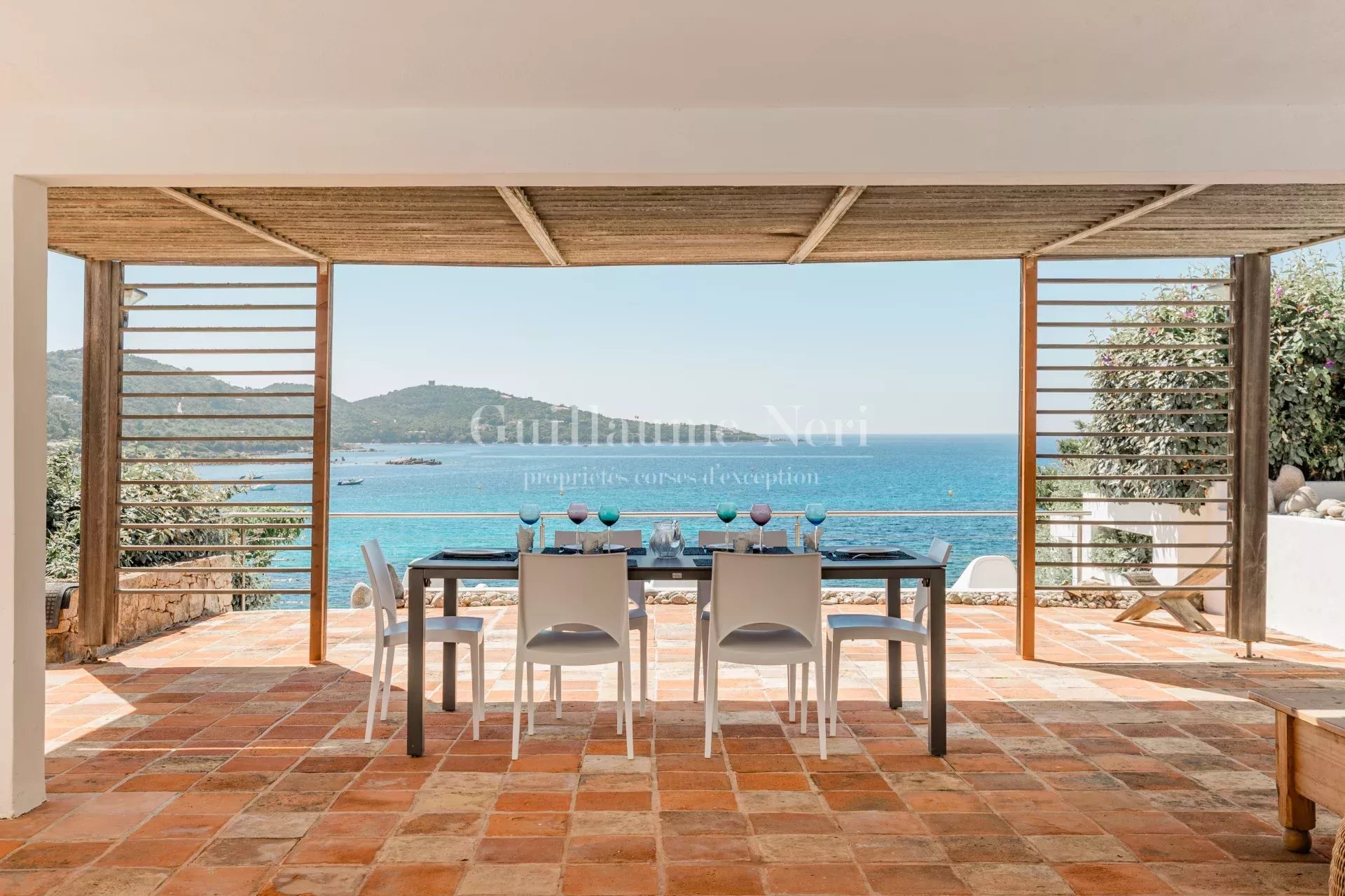 VILLA PIEDS DANS L'EAU ET VUE MER PANORAMIQUE