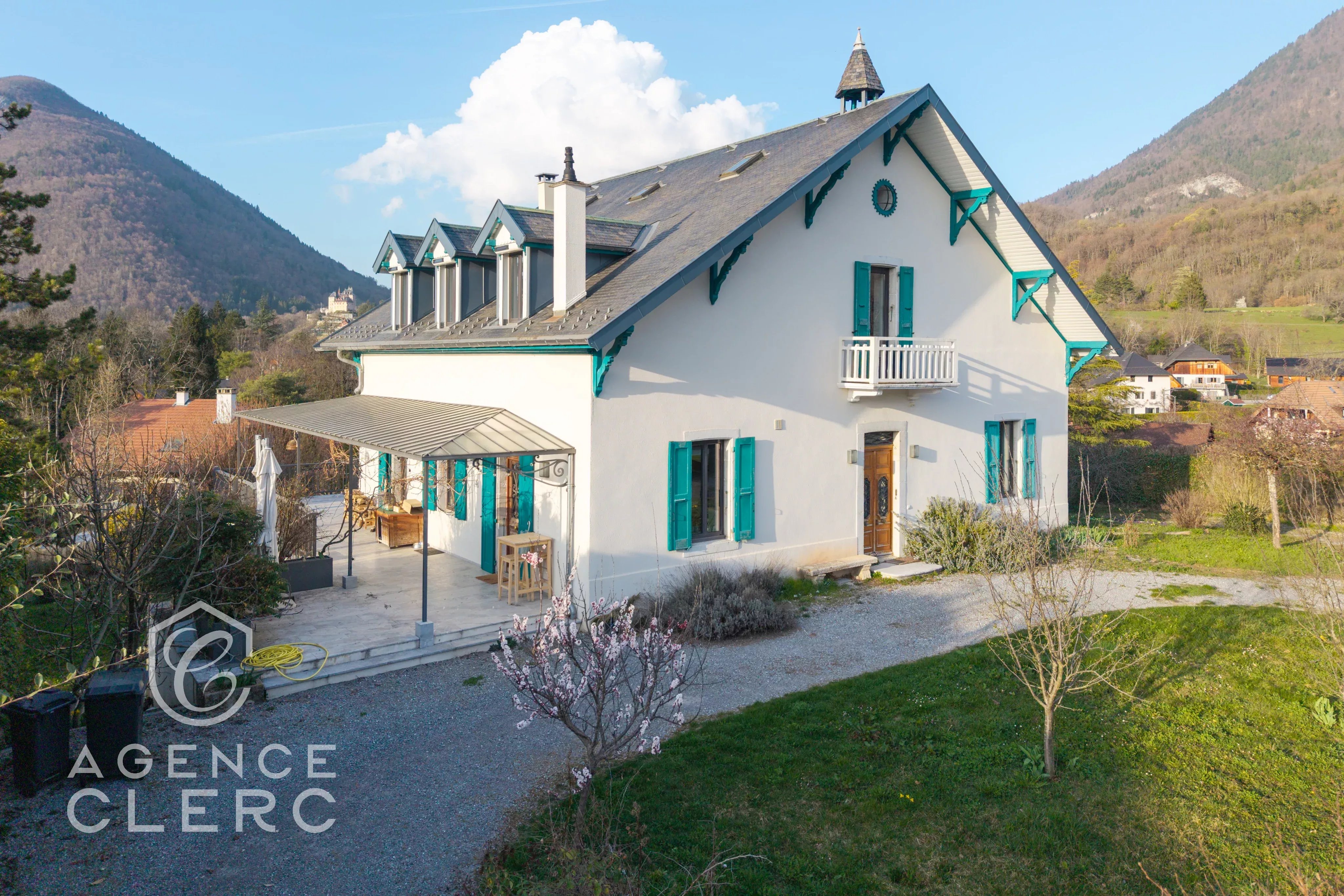 Entre Menthon ST Bernard et Talloires, propriété de caractère vue lac