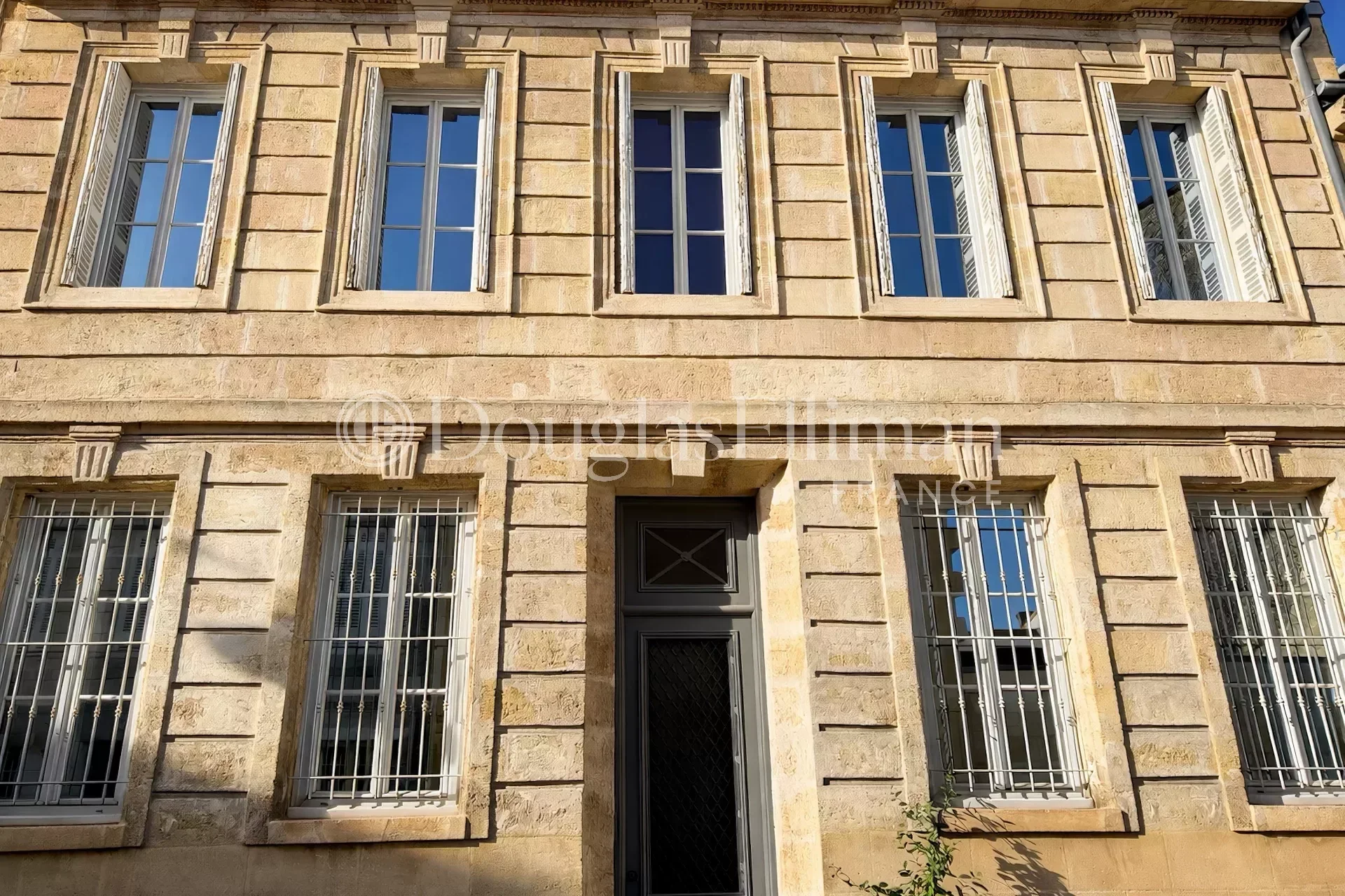 BORDEAUX- JARDIN PUBLIC / CHARTRONS – Maison de ville avec piscine et garage. - Image nᵒ2