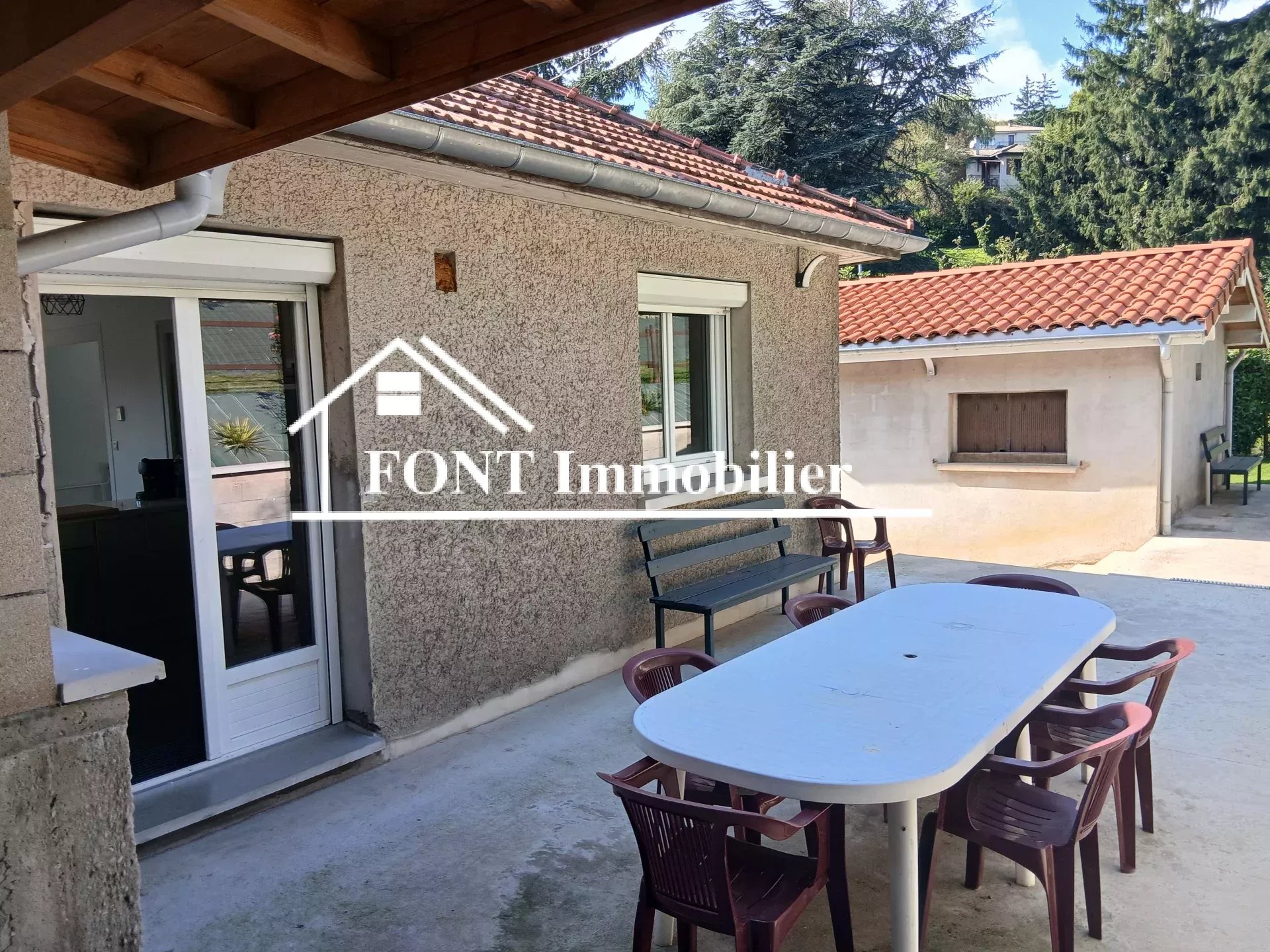 SAINT-CHAMOND, SPACIEUSE MAISON AVEC DÉPENDANCES