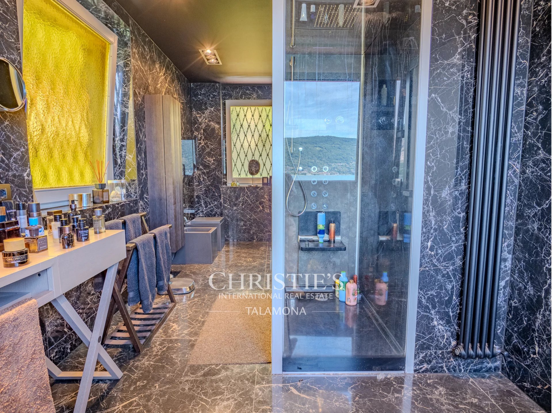 6 Bedroom Villa/Townhouse's Image 21