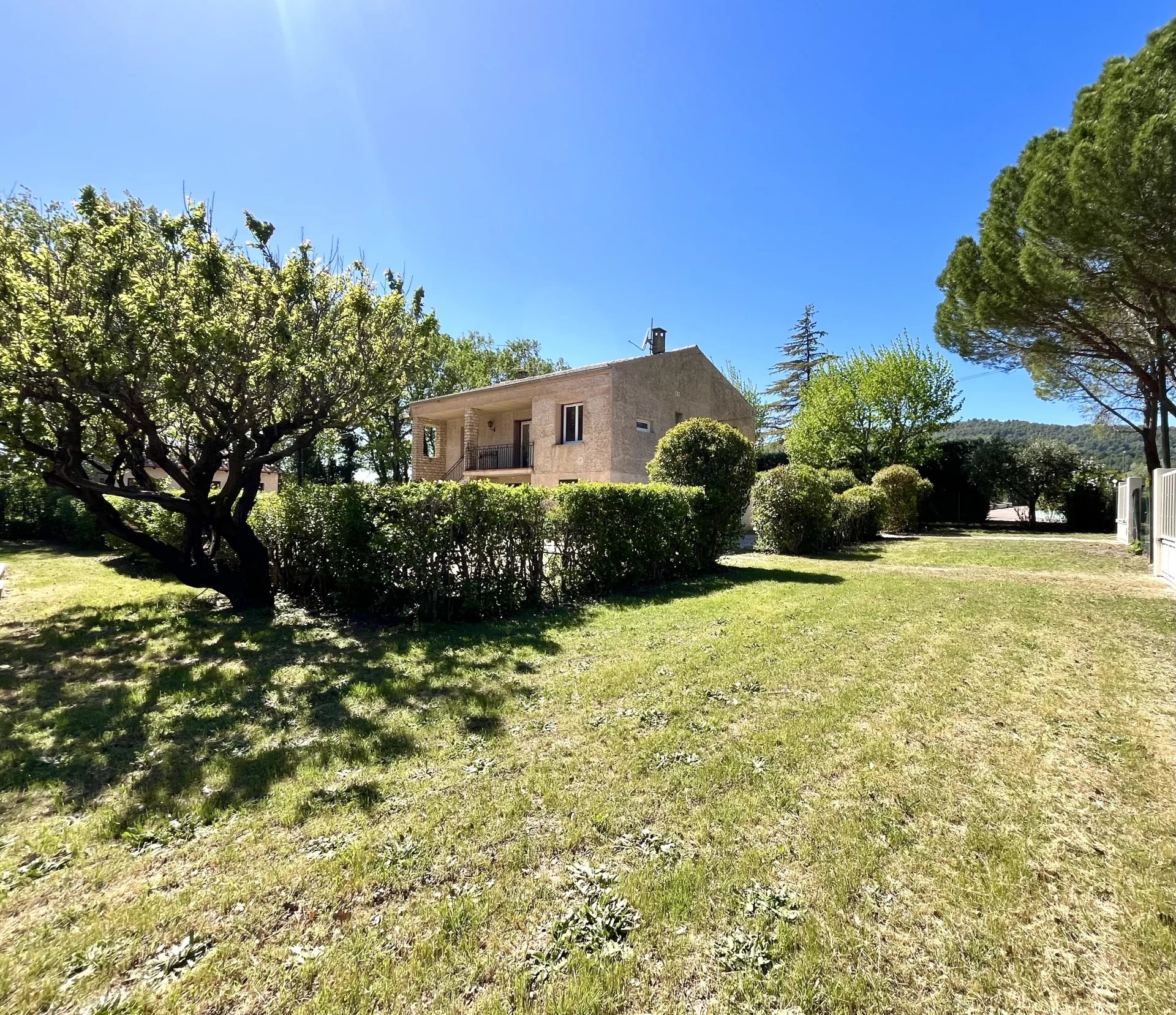 Paisible maison sur deux niveaux avec agréable jardin- 228m² de bâti