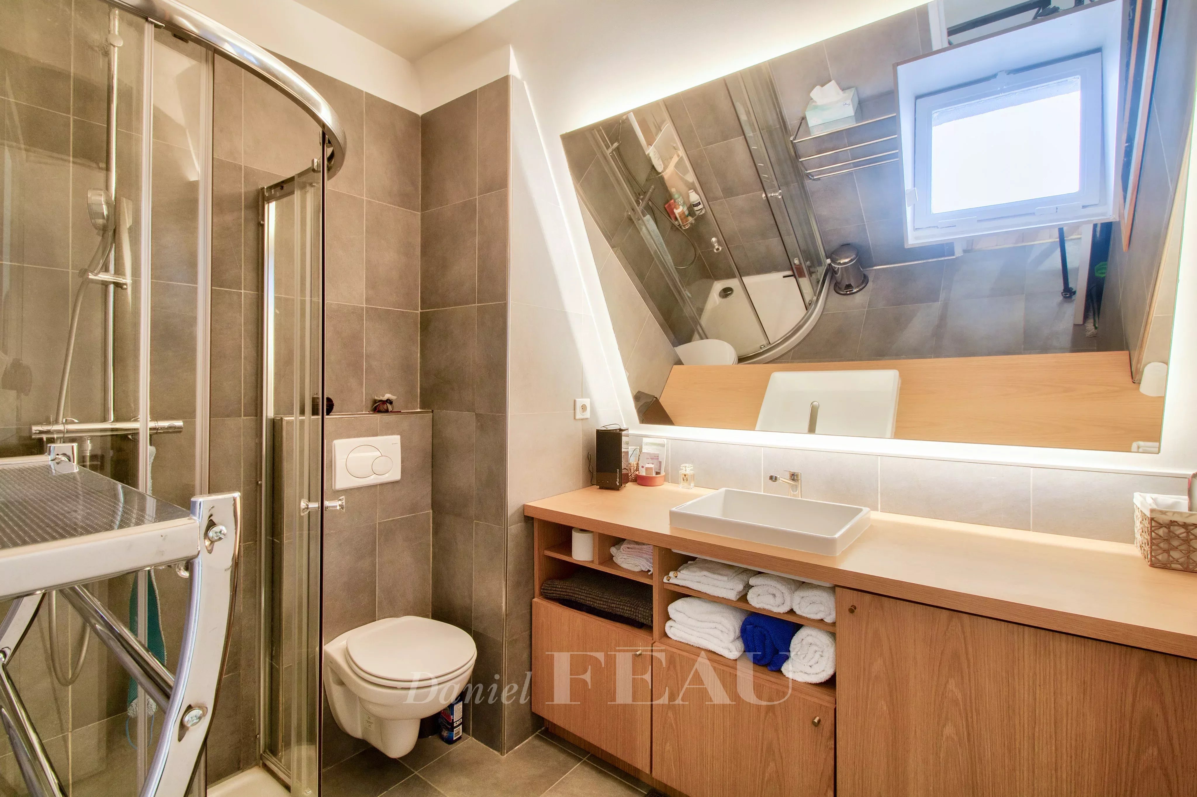 Salle de douche avec toilettes