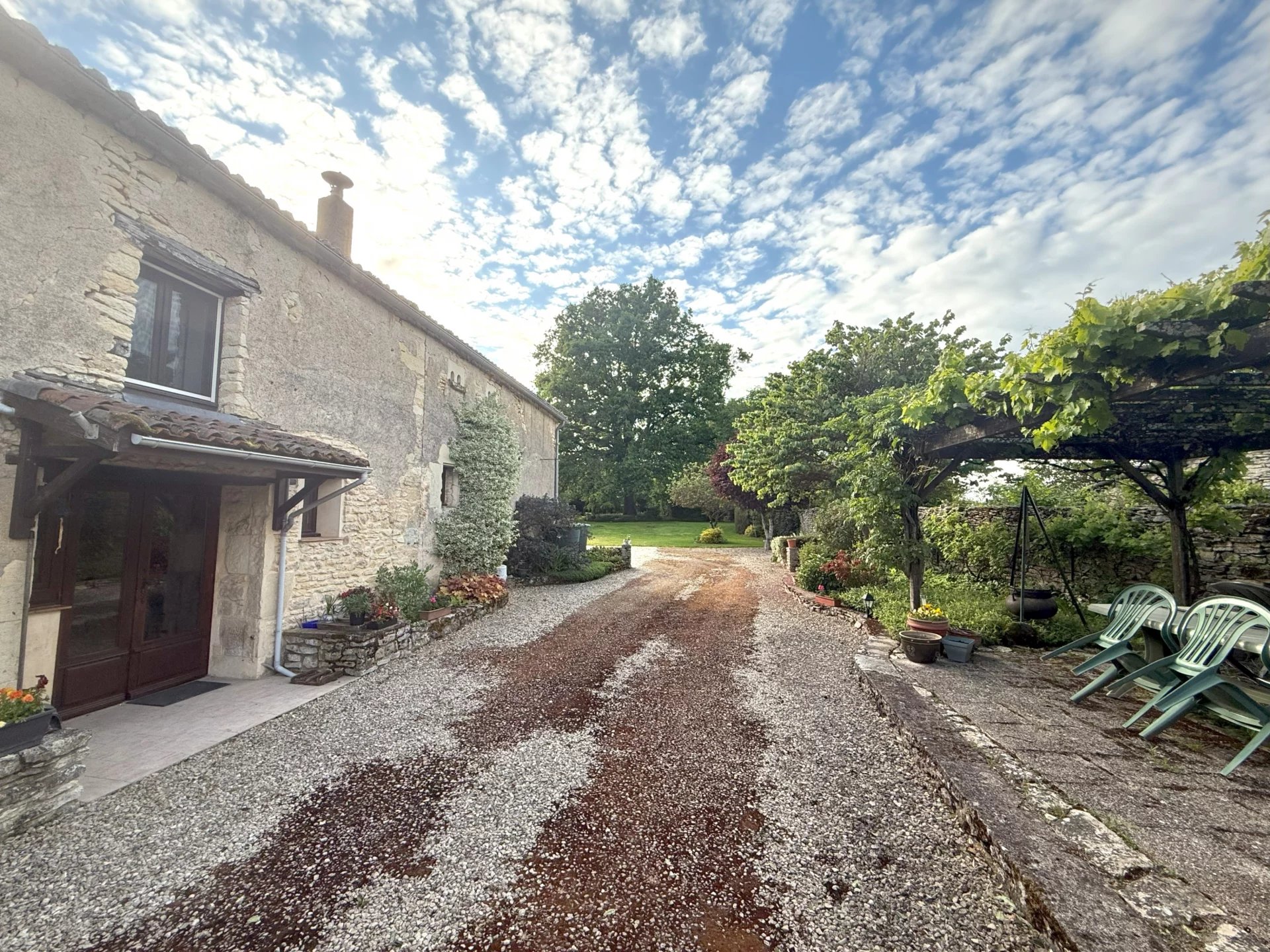 Ferme traditionnelle avec un superbe jardin
