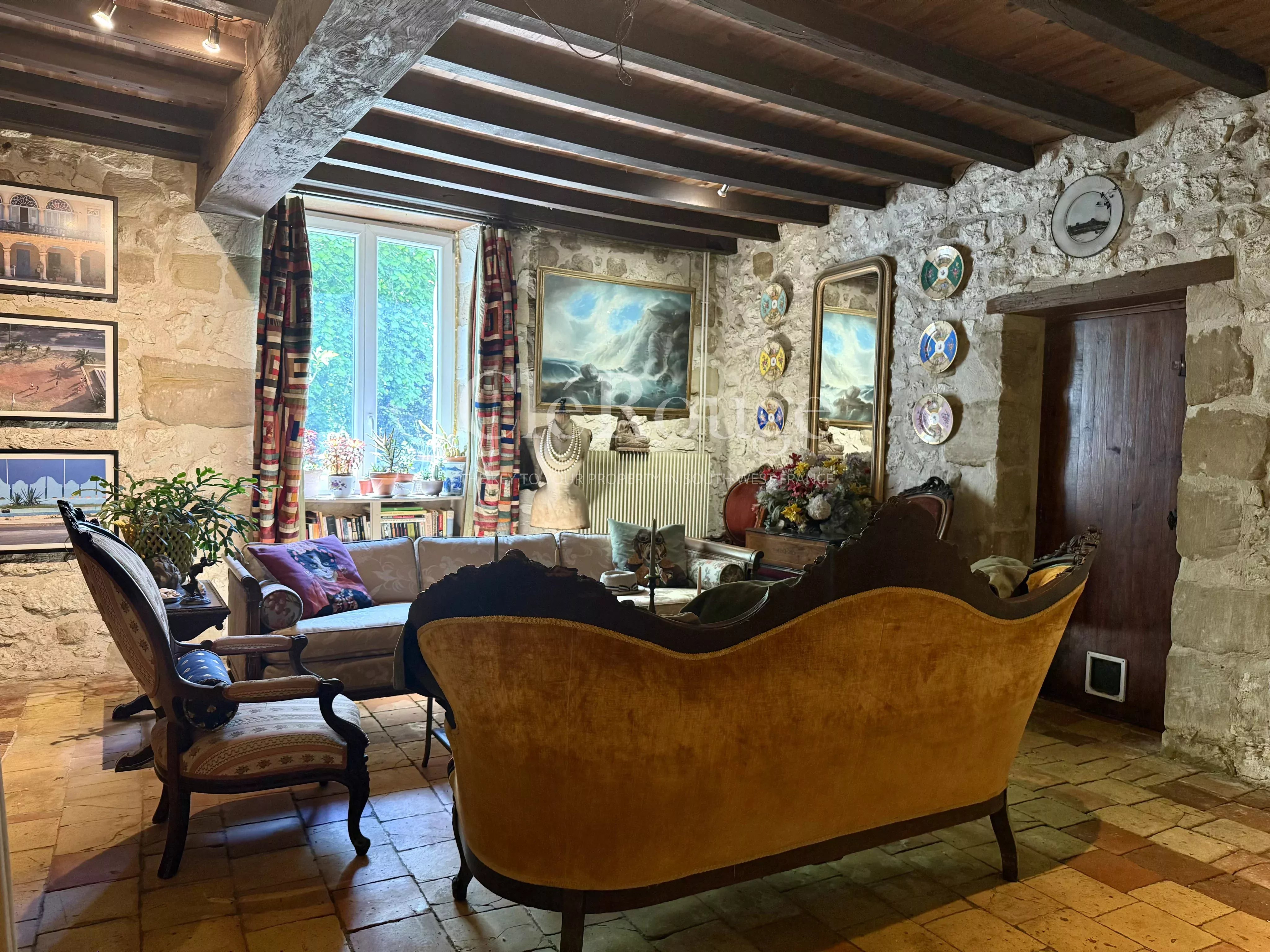 5 minutes from Lauzun - Stone house with barns, pond and park