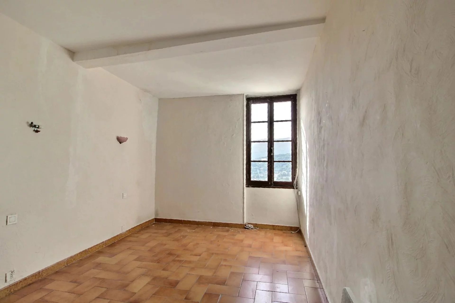 Triplex to Renovate, Divisible into Two Apartments - Fayence