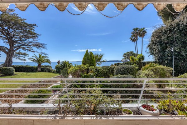 Cannes Gazagnaire - 1,500-square-foot apartment in a luxury residence overlooking the sea — photo 6