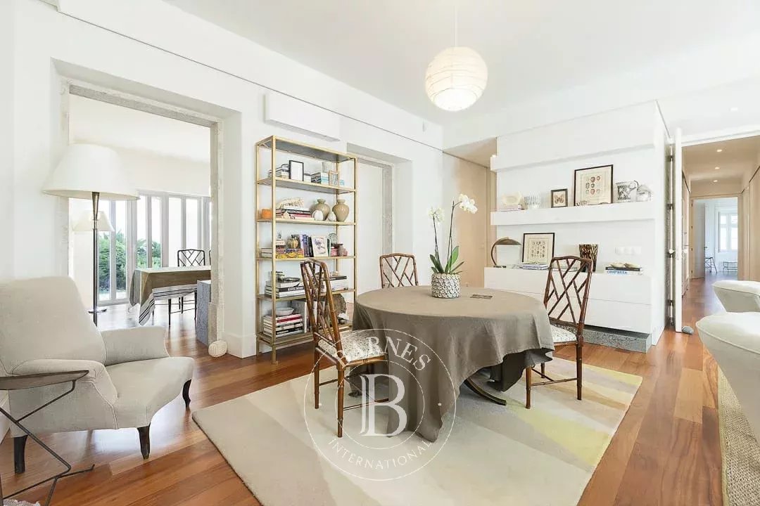 Apartamento com jardim e estacionamento