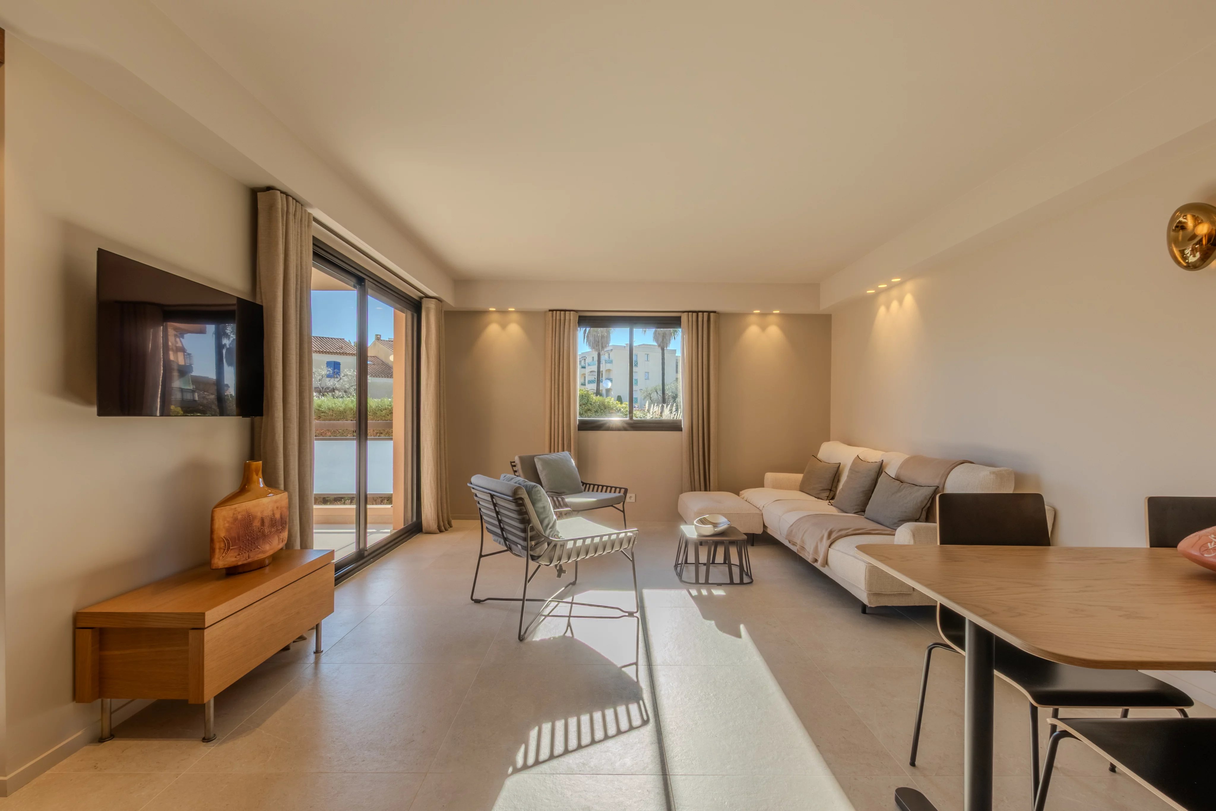 Modern apartment in Antibes with swimming pool and comfort