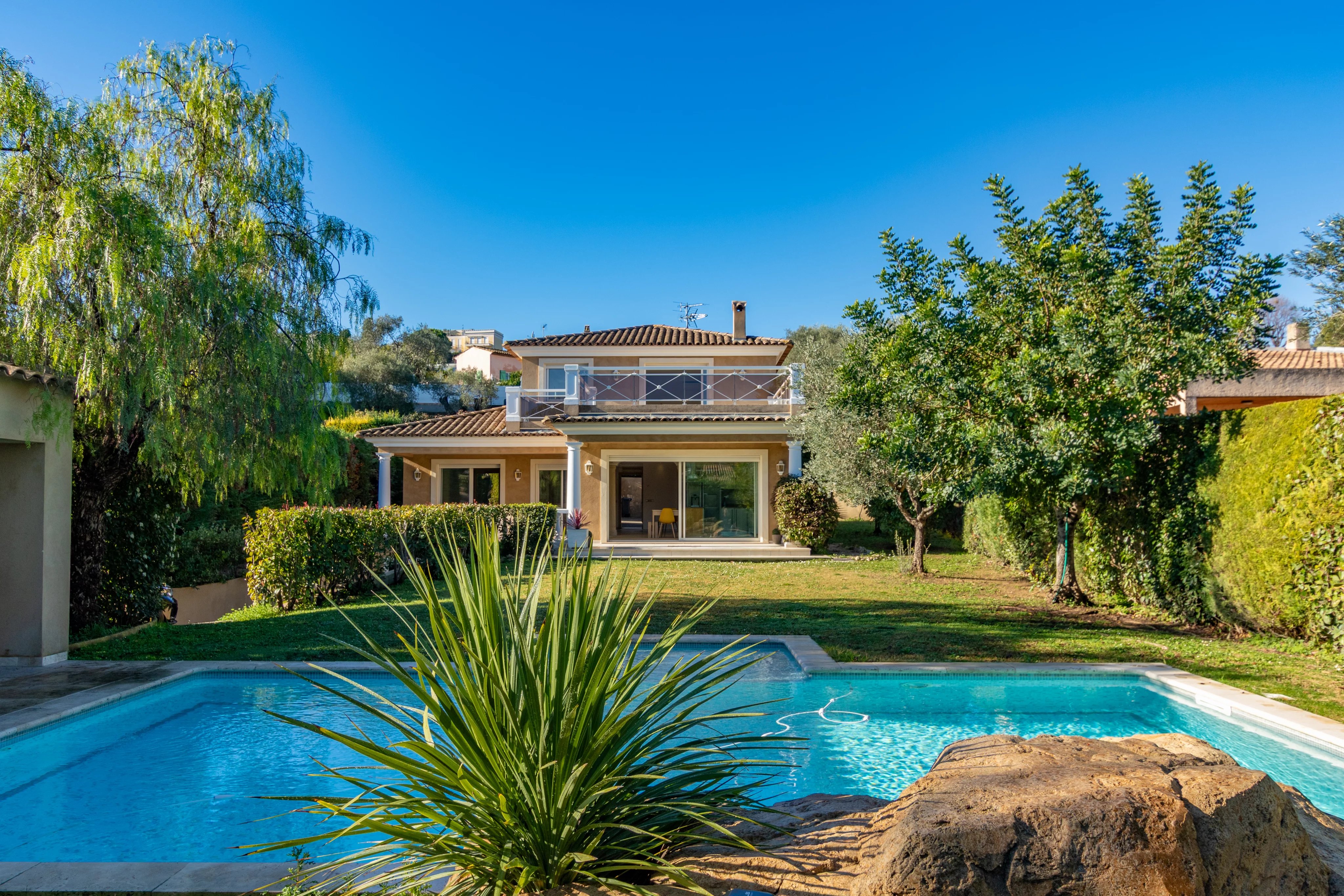 Luxury Villa with Swimming Pool in Antibes
