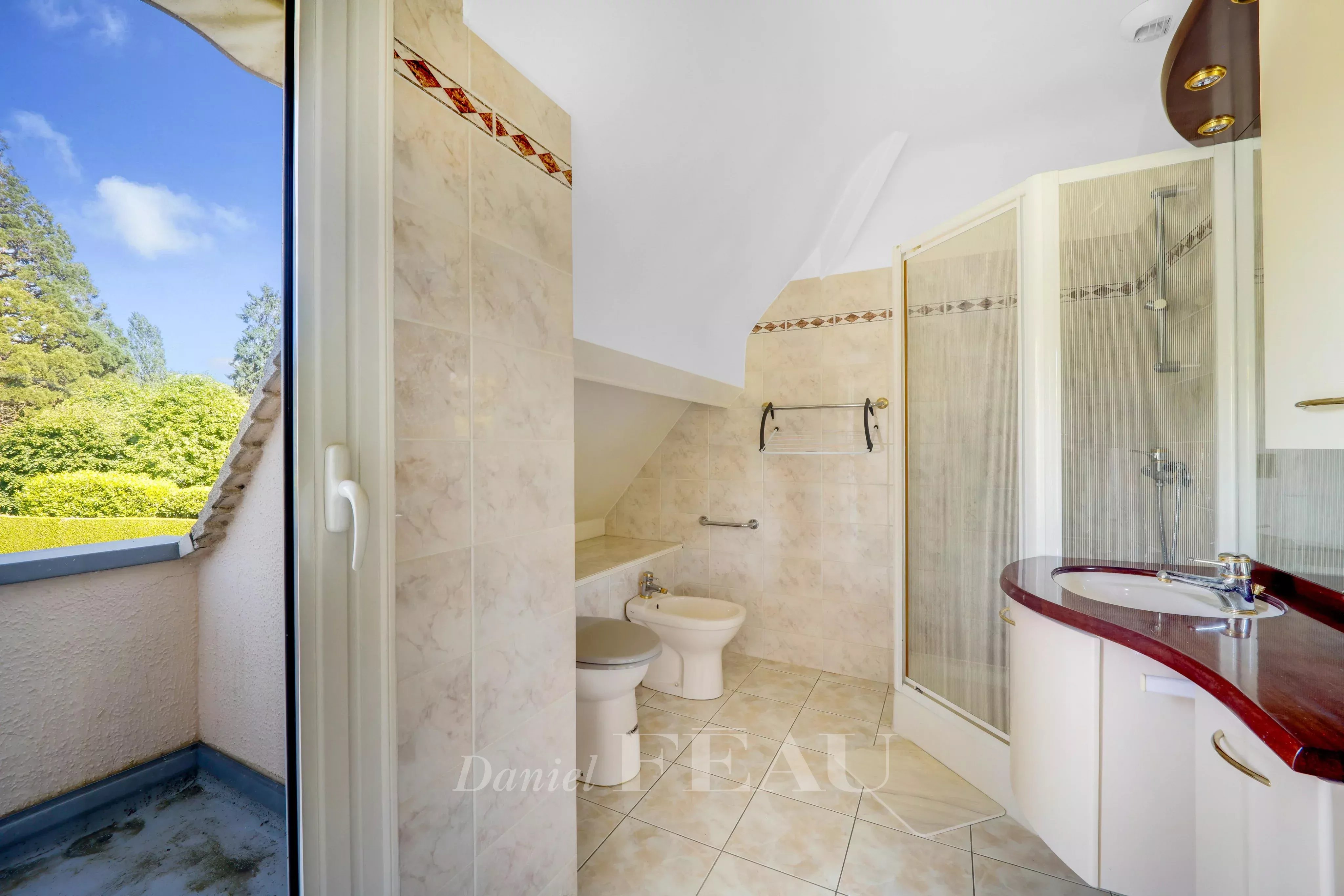 Une salle de bains de l'étage