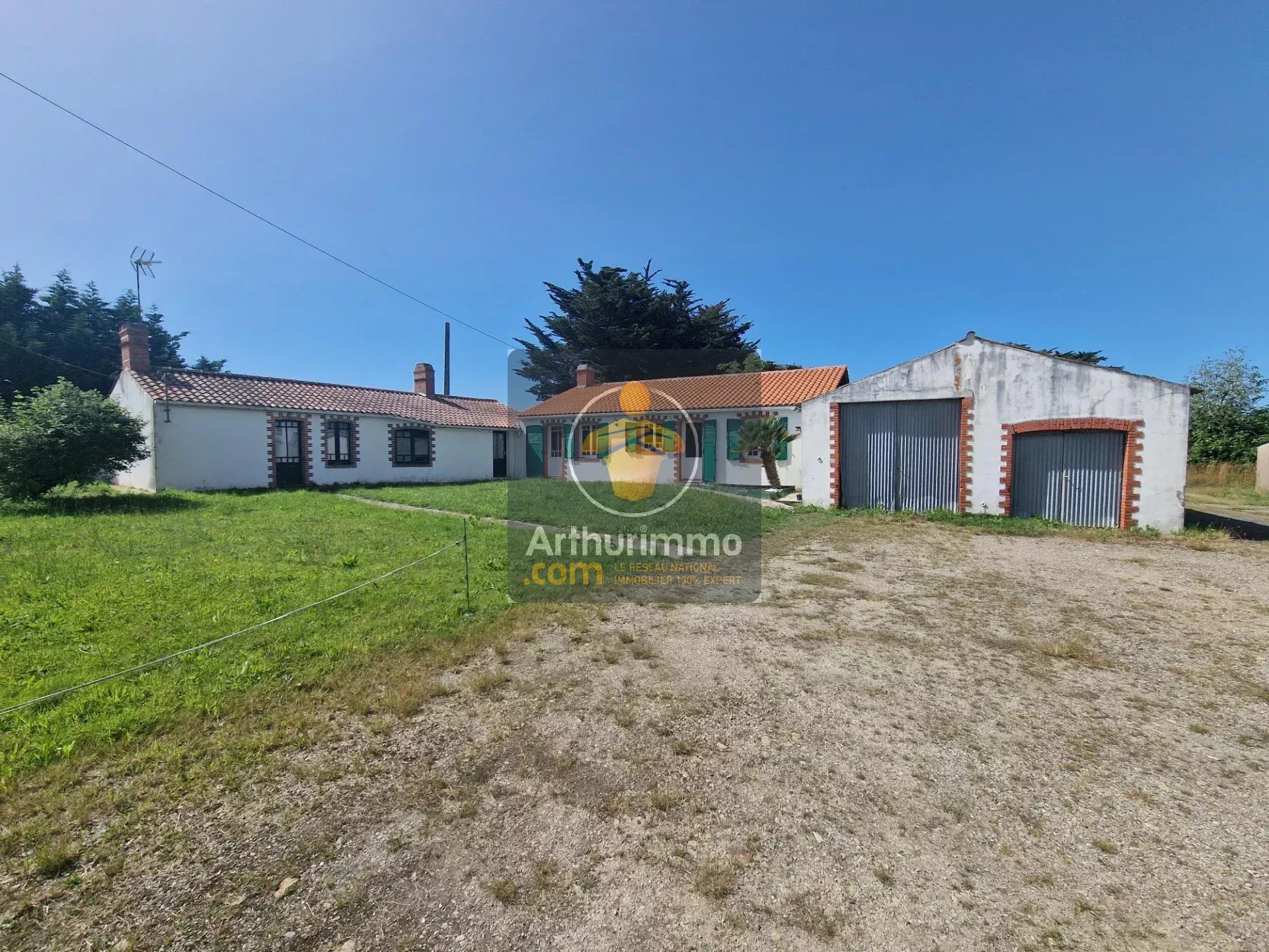 Propriété avec bâtiments sur 1 hectare à plus 100m d'une habitation