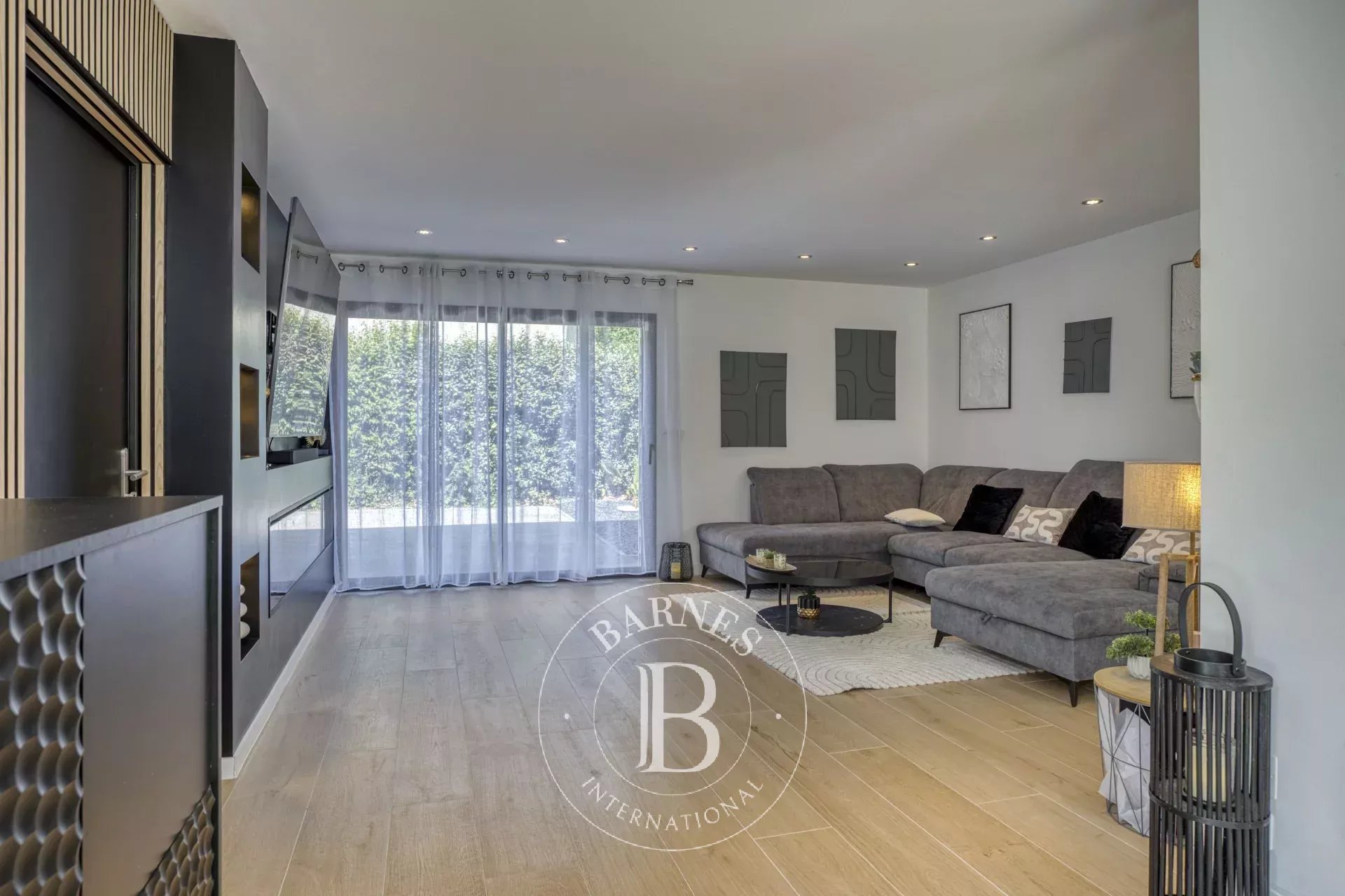 BARNES Pays de Gex – DIVONNE-LES-BAINS – SECTEUR RÉSIDENTIEL – VILLA D’ARCHITECTE RÉNOVÉE AVEC PISCINE - picture 13