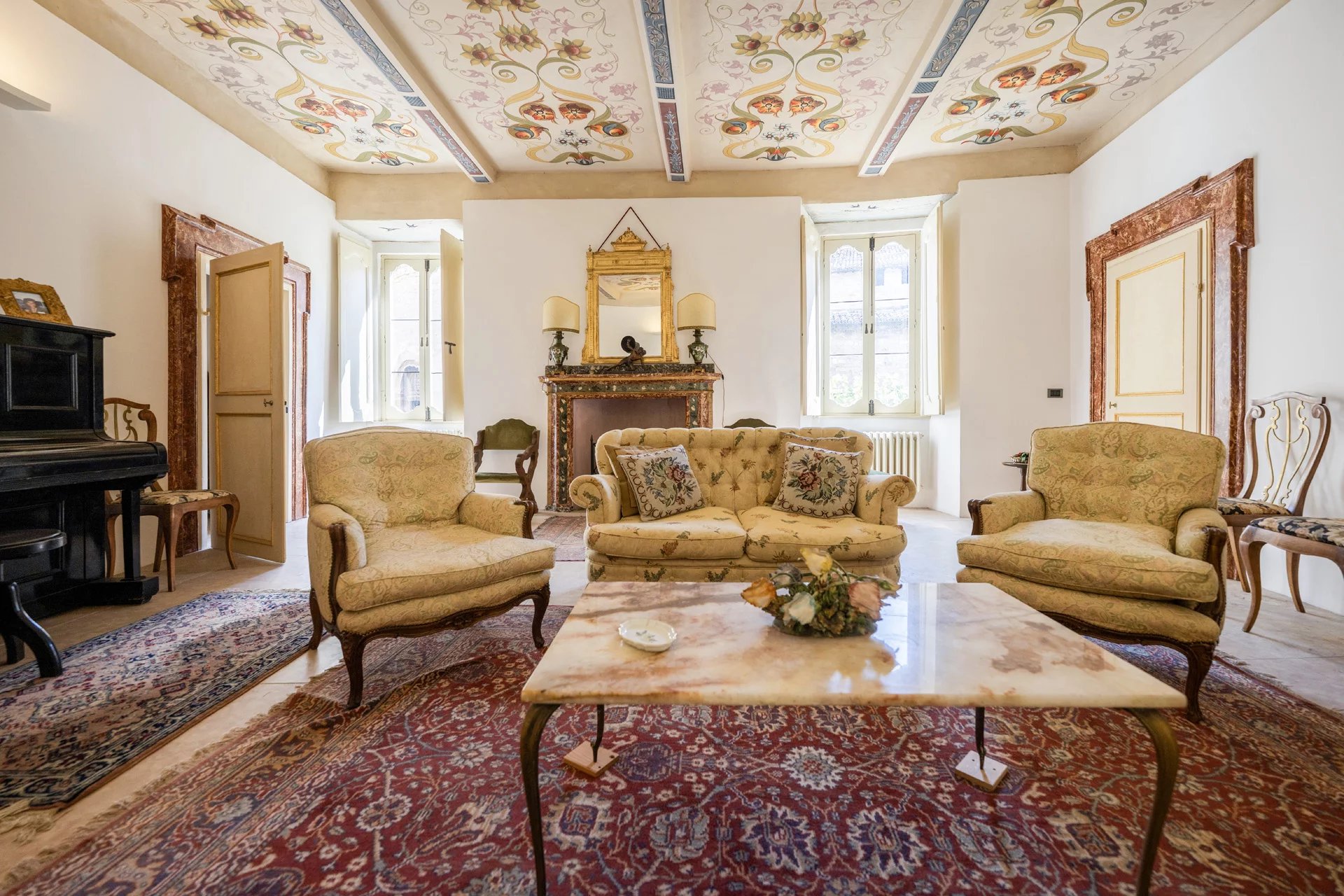 PALAZZO SIGNORILE AFFRESCATO IN VENDITA NEL CENTRO STORICO DI SPELLO